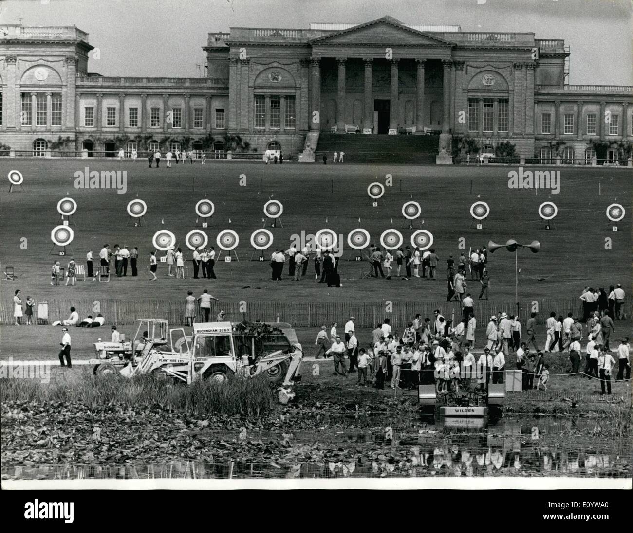 Juillet 07, 1971 - Country Landowners Association Jeux Équité à Stowe School d'argent : plus de 10 000 personnes de la ville et la campagne a participé à la première journée de l'Association des propriétaires fonciers du pays juste des jeux. Le principal événement dans le calendrier sportif. Elle se tient à l'École de Stowe, Buckinghamshire. Stowe House était l'ancienne demeure du Duc de Buckingham, mais est maintenant en utilisation quotidienne comme des salles de classe au cours du temps à long terme. La photo montre une vue générale montrant Stowe House dans l'arrière-plan, -bien que certains des visiteurs essayer il part au tir sur cible. Banque D'Images