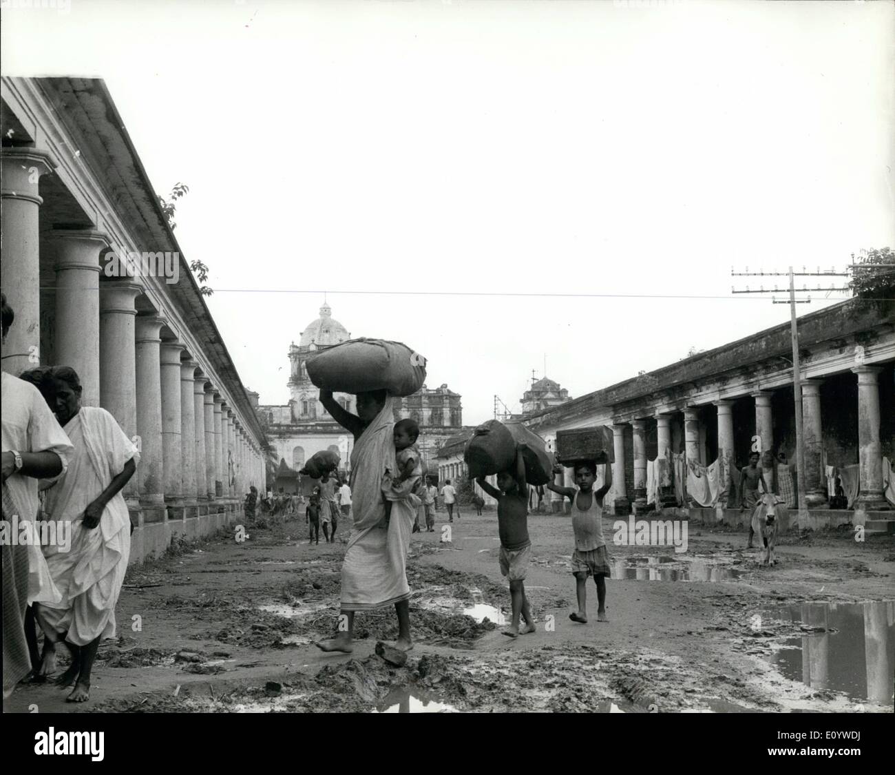 Juillet 11, 1971 - 11 juillet 1971 réfugiés du Pakistan oriental. Photo montre : les réfugiés du Pakistan oriental cherchant refuge dans l'enceinte du palais de Maharajah Kirit Bikran à Agartala, capitale du nord Indien de l'Etat de Tripura. Agartala est tellement bondé que le palais d'équitation, des gazebos, des toilettes extérieures et des portes fournissent la seule couverture pour les réfugiés. Banque D'Images