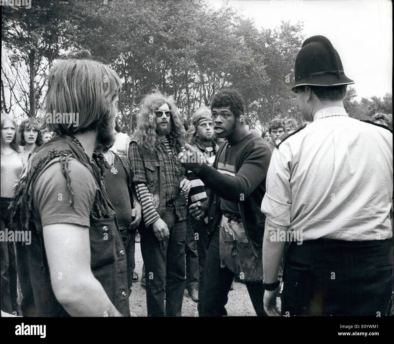 08 août 1971 - Plusieurs arrêtés alors que les combats s'éclate à l'un des  plus grands festivals pop jamais organisé en Grande-Bretagne. Les combats  ont éclaté dans l'un des plus grands festivals
