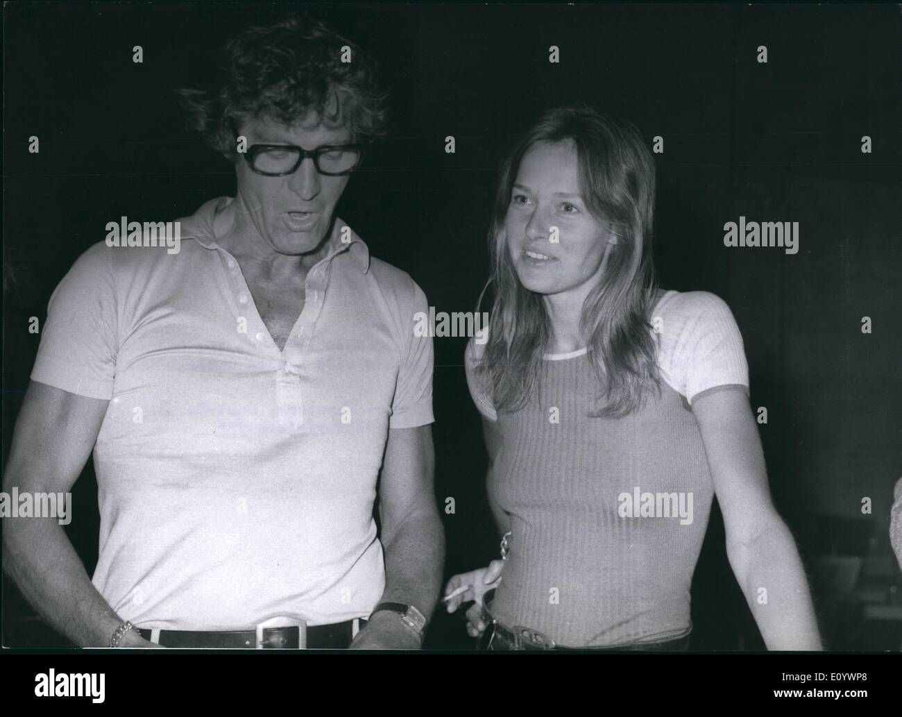 08 août 1971 - International - Radio Show à Berlin à partir de la 27.8. - 5.9. 1971 : mettre en lumière des événements de l'International Radio-show 1971 était la soirée de gala de l'enregistrement. Paul Hubschmid et sa femme l'essence au plomb dans le cadre du programme en neuf langues. Banque D'Images