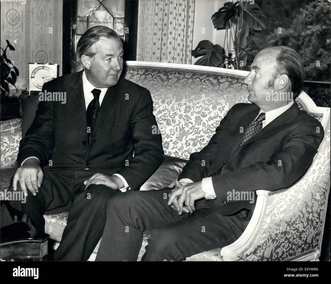 08 août 1971 - Le ministre des Affaires étrangères, de l'Eire voit M. Callaghan. : Dr Patrick Hillery, ministre des Affaires étrangères de l'Irlande, qui est arrivé à Londres la nuit dernière sur les ordres du Premier Ministre, forme Eire M. Jack Lynch, cet après-midi a eu des entretiens avec M. James Callaghan, l'ombre de l'intérieur, à l'ambassade d'Irlande. Plus tôt aujourd'hui le Dr Hillery a eu des entretiens sur l'Ulster avec M. Reginald Maudling, le ministre de l'intérieur, en charge du gouvernement en l'absence de M. Heath. Photo montre M.. James Callaghan (à gauche) et le Dr Patrick Hillery en photo ensemble à l'ambassade d'Irlande à Londres cet après-midi. Banque D'Images