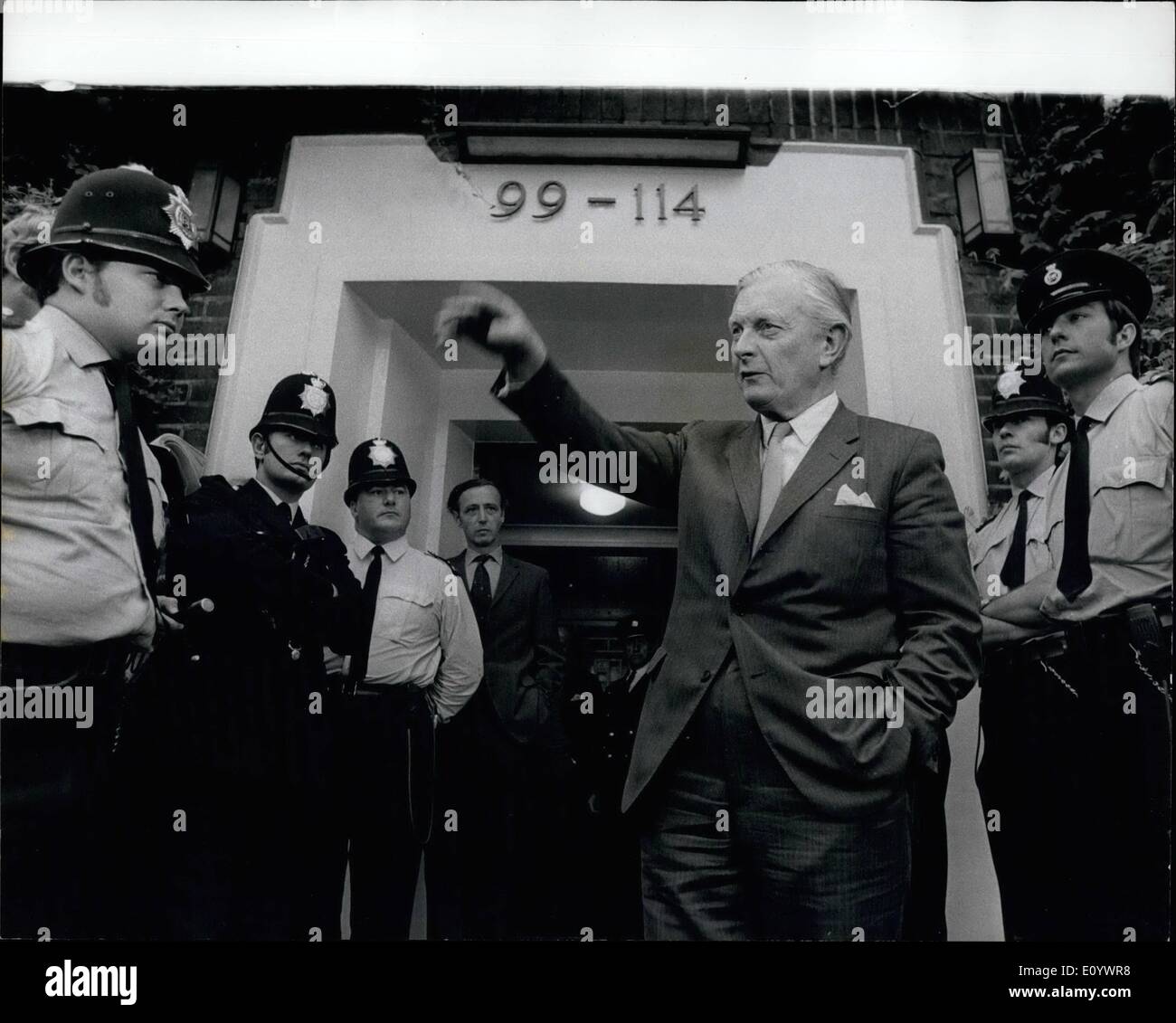08 août, 1971 - 24 heures de garde sur les ministres ont proposé : une garde de 24 heures pour tous les ministres du cabinet est d'être considéré aujourd'hui lors d'une réunion entre M. Maudling, Ministre de l'intérieur, et Sir John Waldron, commissaire de la Police métropolitaine, après l'attaque de samedi à la bombe à Londres la télévision de M. John Davies, ministre du Commerce et de l'industrie. M. Davies, qui était à son pays en Chechire à la télévision en Cour Rivermead, Ranelagh Gardens, Fulham, hier soir, pour voir les dégâts. Photo montre M. John Davies de quitter le bloc d'appartements à cour, Fulham, Rivermead. Après avoir inspecté les dégâts d'hier. Banque D'Images