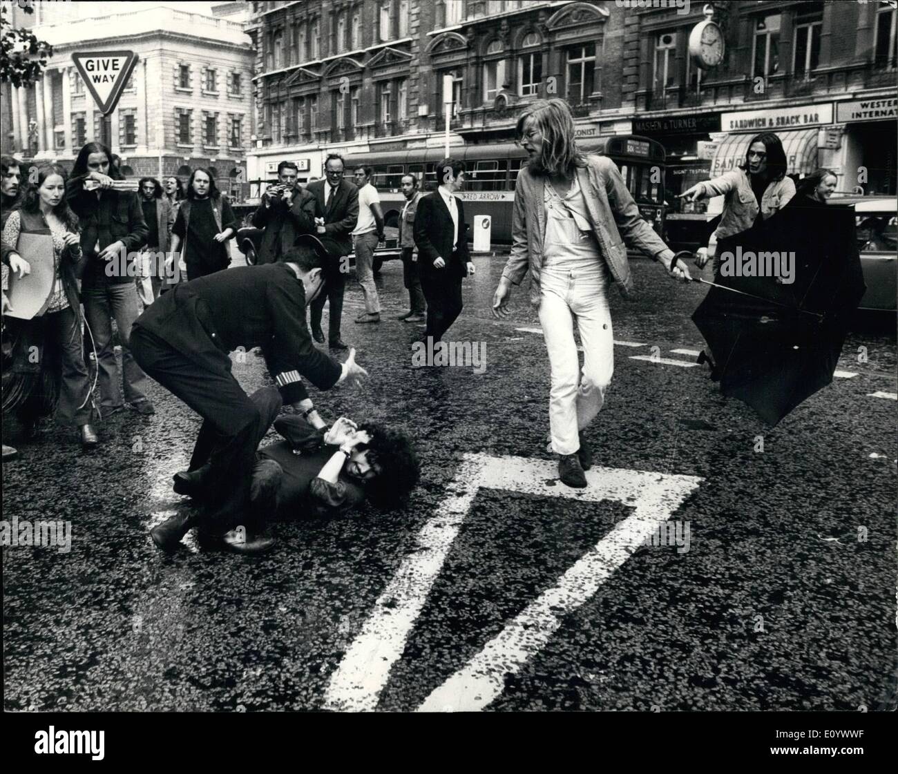 08 août, 1971 - OZ Rédacteurs en chef condamnés aujourd'hui. : Les trois éditeurs reconnus coupables d'Oz, le métro magazine, ont été condamnés aujourd'hui à Old Bailey. Ils sont Richard Neville, Palais de Kensington, Terrasse ens Gar ; James Anderson de la même adresse, et Felix Dennis, de Wendsworth Bridge Road, Fulham. Leur conviction concerne la publication de l'école les enfants question de Oz l'année dernière. Photo montre Oz partisans à s'affrontent avec la police après l'annonce de la sentence à l'Old Bailey aujourd'hui. Banque D'Images