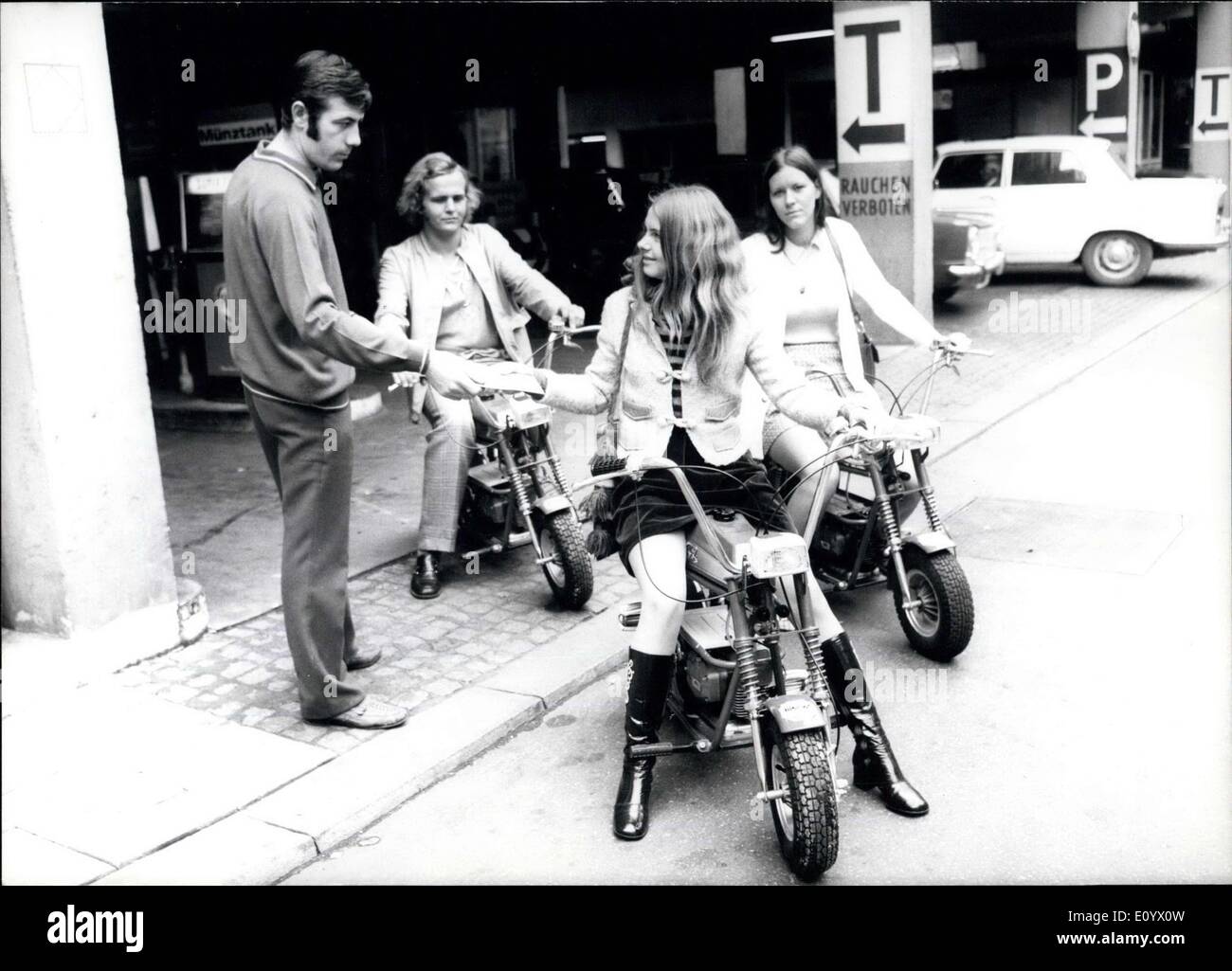 Septembre 01, 1971 - on a appris récemment que certains garages : dans les villes allemandes (ici, à Munich) ont FPME (peu de motos, pour lesquels aucun permis de conduire n'est requis) pour la location. Depuis cette période, les véhicules sont en location. De nombreuses personnes préfèrent utiliser le vélo pour la circulation urbaine et de laisser leur voiture à la maison. Un autre avantage est que vous trouverez toujours une place de parking pour et les louer pour 24 heures est seulement DM 8 très bon marché, si l'on considère, que vous avez à payer 10 DM pour le stationnement de votre voiture mauvais temps. Banque D'Images