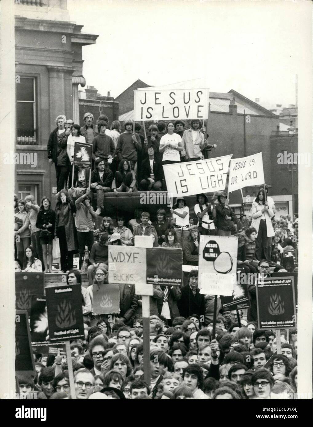 Septembre 09, 1971 - Fête des Lumières rassemblement à Trafalgar Square : des milliers de personnes se sont rassemblées à Trafalgar Square aujourd'hui pour la Fête des Lumières Rally, où une demande de réforme des lois sur la censure et la protestation contre la pollution ''morale'' a été faite. Photo : porte-bannière jeunes utiliser la fontaine à Trafalgar Square comme un point d'observation durant le rallye aujourd'hui. Banque D'Images