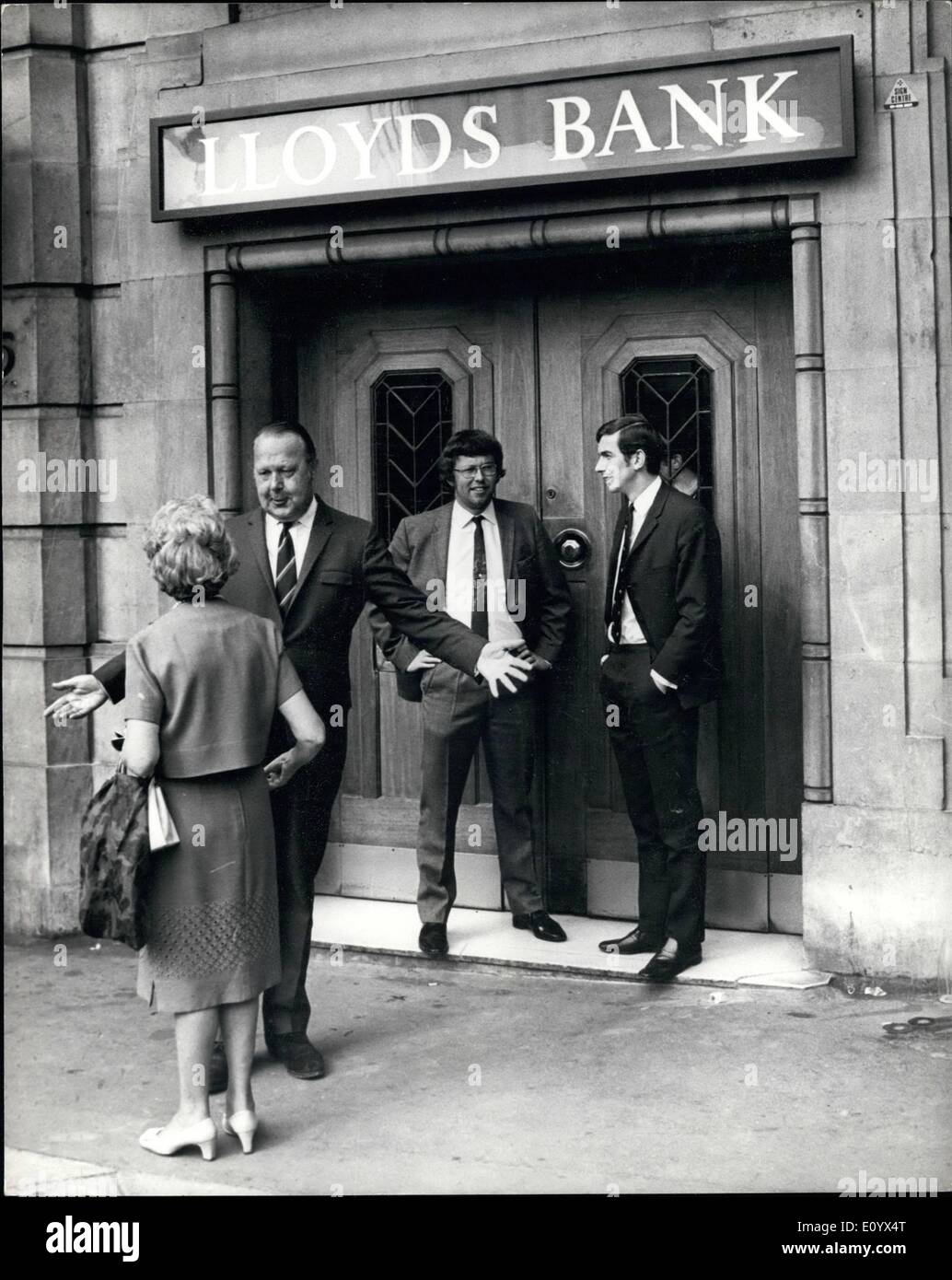 Septembre 09, 1971 - La banque découvrir détectives après raid week-end après recherche ham radio capte le gang des messages. : détectives ont découvert aujourd'hui le grand vol de banque après leur week-end vous pouvez à la suite d'une dénonciation d'une radio ham qui interceptées sur un talkie-walkie conservation entre membres de la bande au travail et l'une des observations a été ''étaient assis sur 300 000. L 'Ham'' enregistrée sur bande les messages et l'a appelé la police. La photo montre le directeur de banque explique à un client qu'il n'y aura pas d'entreprise d'aujourd'hui à la suite de la découverte du raid. Banque D'Images