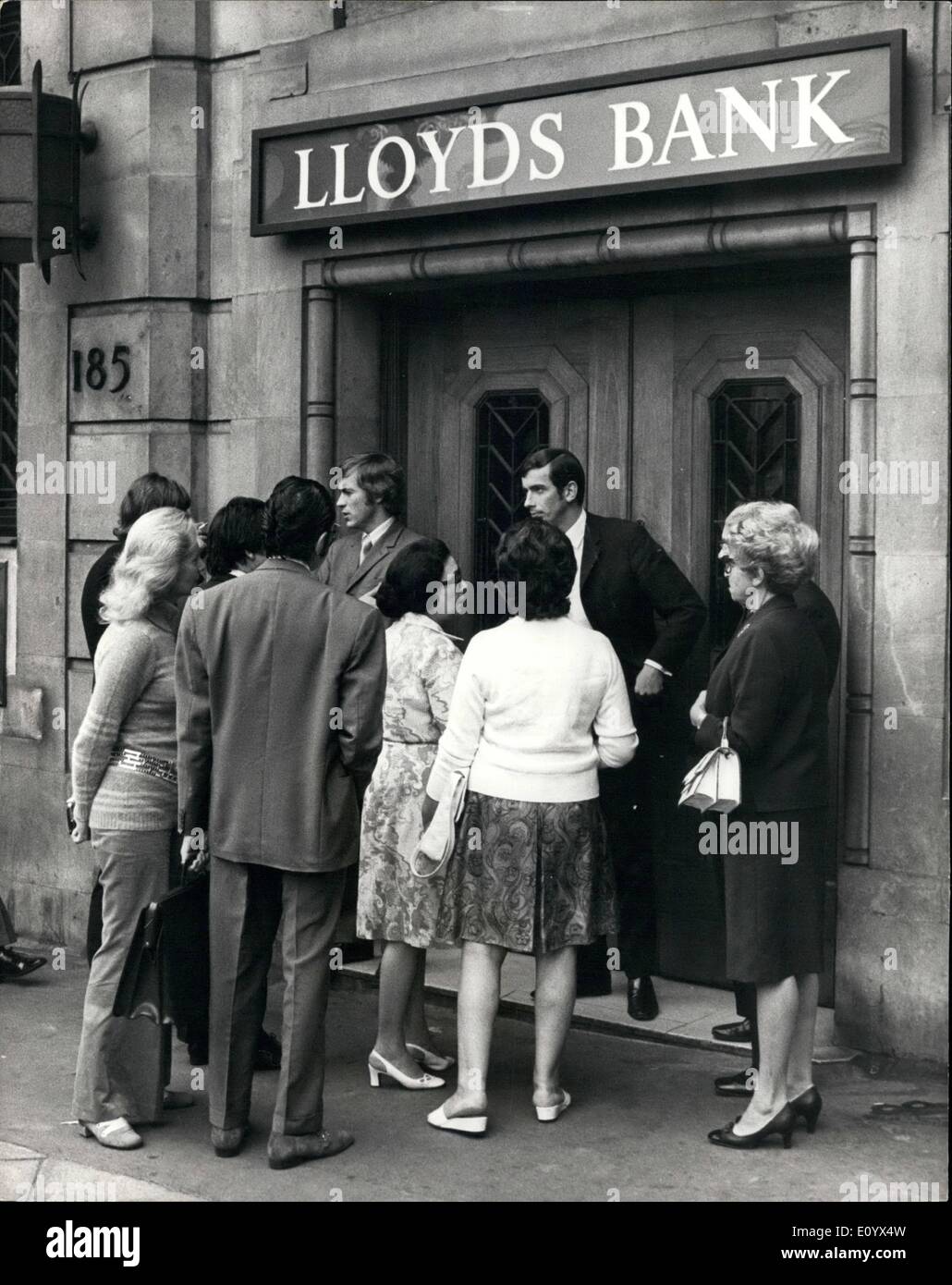 Septembre 09, 1971 - La banque découvrir détectives après raid week-end après recherche ham radio capte le gang des messages. : détectives ont découvert aujourd'hui le grand vol de banque après leur week-end vous pouvez à la suite d'une dénonciation d'une radio ham qui interceptées sur un talkie-walkie conservation entre membres de la bande au travail et l'une des observations a été ''étaient assis sur 300 000. L 'Ham'' enregistrée sur bande les messages et l'a appelé la police. Client photo montre l'ouverture d'une enquête après la découverte de la banque Lloyds Bank au raid d'aujourd'hui. Banque D'Images
