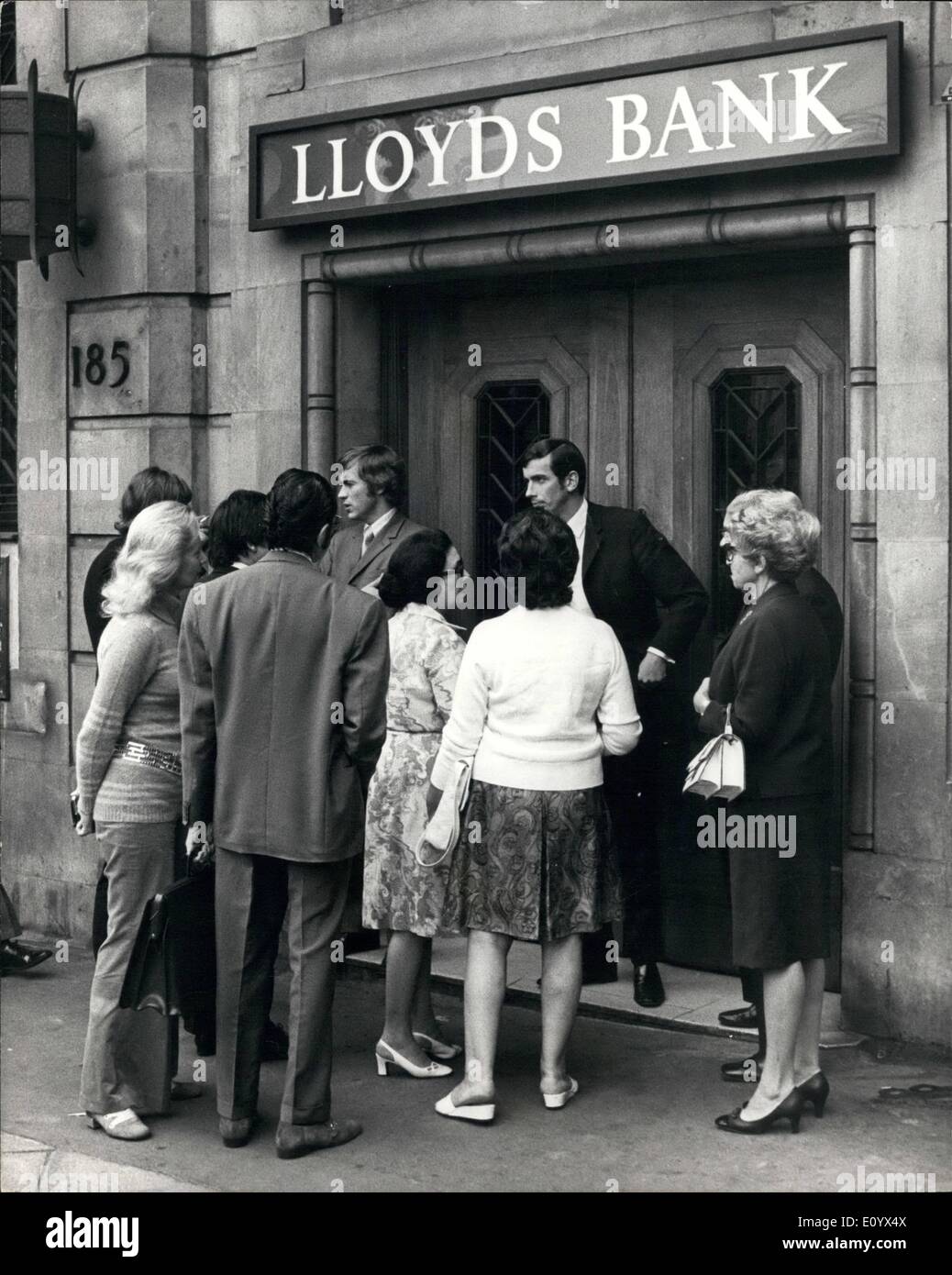 Septembre 09, 1971 - La banque découvrir détectives après raid week-end vous pouvez après Radioham ramasse le gang des messages. : détectives ont découvert aujourd'hui le grand vol de banque après leur week-end vous pouvez à la suite d'une dénonciation d'une radio ham qui interceptées sur un talkie-walkie conservation entre membres de la bande au travail et l'une des observations a été ''étaient assis sur 300 000. L 'Ham'' enregistrée sur bande les messages et l'a appelé la police. Client photo montre l'ouverture d'une enquête après la découverte de la banque Lloyds Bank au raid d'aujourd'hui. Banque D'Images