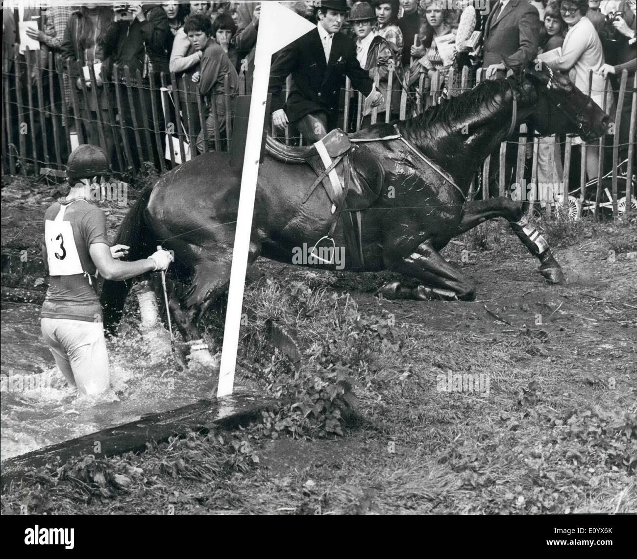 Septembre 09, 1971 - équitation de BURGHLEY. Les trois championnats européens JOURNÉE À STAMFORD. LINCS. PHOTO MONTRE : le cheval et le cavalier à l'écloserie de truite water jump. M. Stibbe (Hollande) a été délogé de sa monture en bronze d'automne après l'atterrissage dans l'eau dans le cas de fond. Banque D'Images