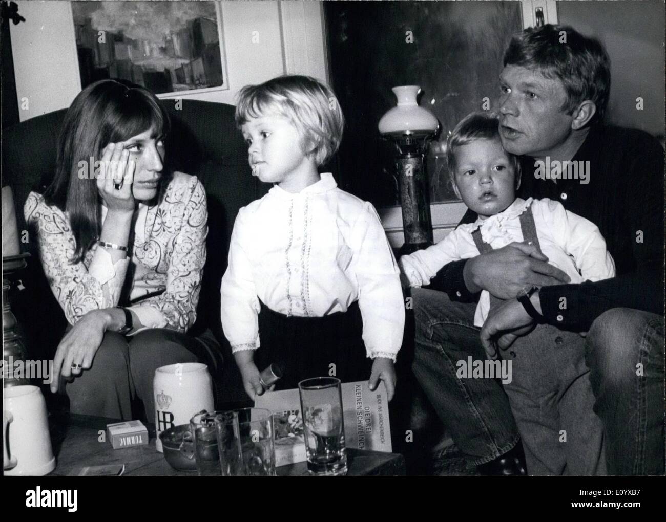 Septembre 09, 1971 - World Star Hardy Kruger est le principal acteur de la télévision allemande 'Thriller 'Das Messer'' (le couteau) : ''Le couteau''... une Durbridge thriller qui a été filmé par la télévision allemande (WDR) au Pays de Galles (Grande-Bretagne) a fait Hardy Kruger apparaissent sur l'écran du film allemand de nouveau. L'acteur de 43 ans, qui a travaillé à l'étranger depuis des années, est la star acteur dans le thriller. Hardy Kruger, ici avec sa femme Francesca et les enfants Malaika et Hardy jun Banque D'Images