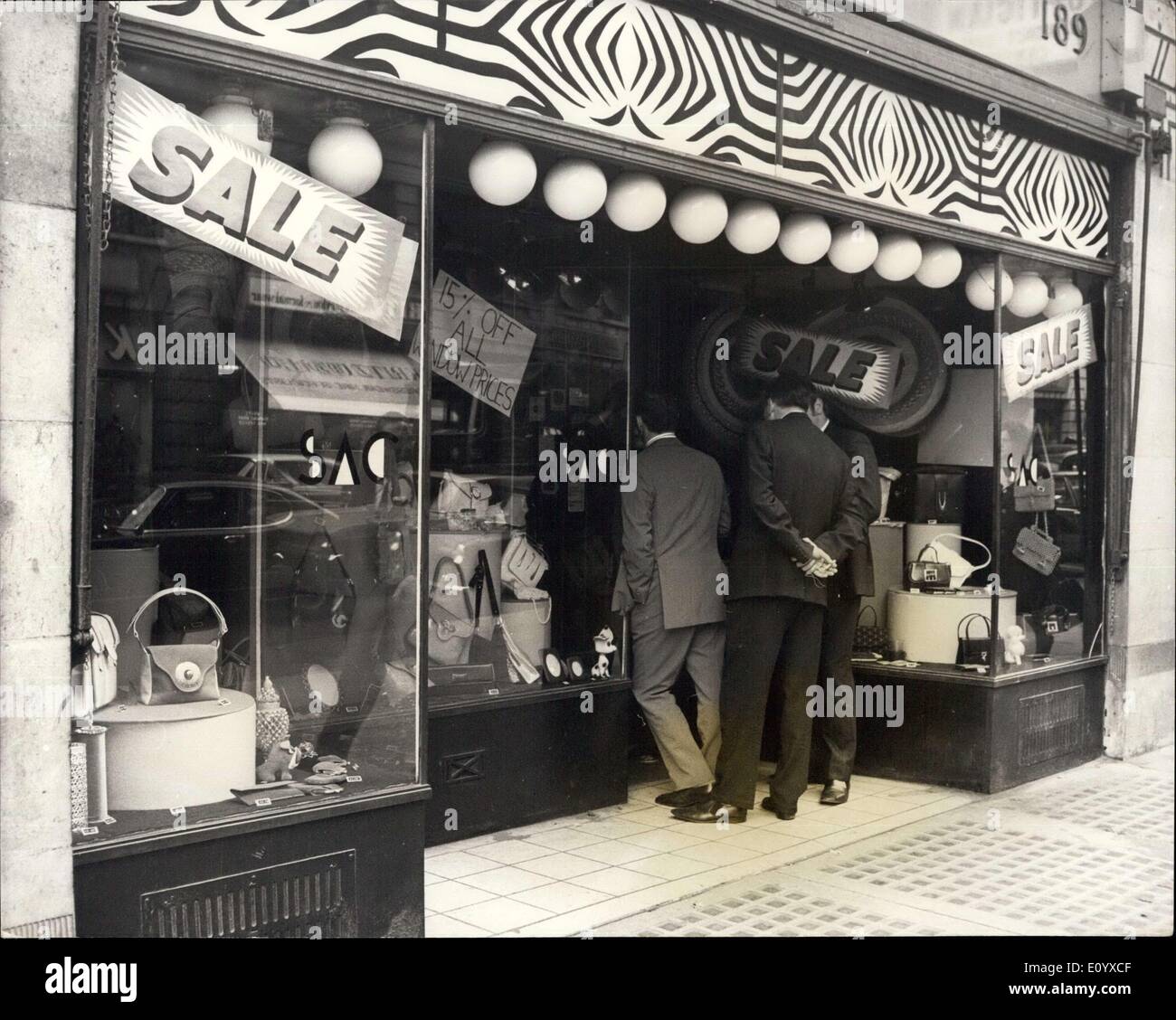 Septembre 13, 1971 - Découvrez les détectives en Raid banque week-end après une recherche radio ham ramassé le gang messages : détectives ont découvert aujourd'hui le grand vol de banque après leur week-end à la suite d'une recherche de pointe - une radio ham qui interceptées sur un talkie-walkie conversation entre membres de la bande alors qu'ils étaient au travail. L'un de leurs commentaires a été ''Nous sommes assis sur le ?300 000''. Le ''Ham'' enregistrée sur bande les messages et appelé la police. Cars détecteur venus dans un rayon de dix milles Banque D'Images