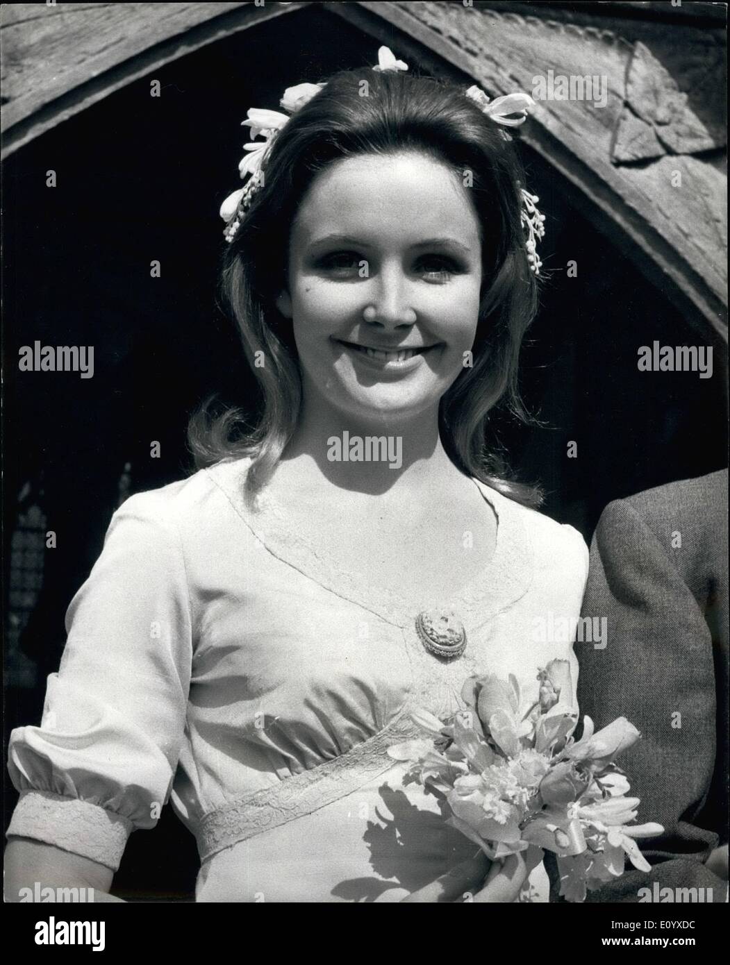 Septembre 18, 1971 - 18 septembre 1971 L'actrice Pippa Steel jeudi 28 novembre 2013. L'actrice de 23 ans Pippa Steel, qui apparaît en tant que Mlle Clémentine Hozier, la future Lady Churchill, avec Simon Ward, Winston Churchill à la Carl Foreman Richard Attenborough film Young Winston était marié cet après-midi à l'église Saint Nicolas à M. Kent Cranbrook Kildare Bourke-Borrows, 28, qui est un administrateur de Musitapes Ltd. qui se spécialisant dans ce nouveau champ produit. Photo montre l'Actrice : Pippa Steel après son mariage aujourd'hui. Banque D'Images