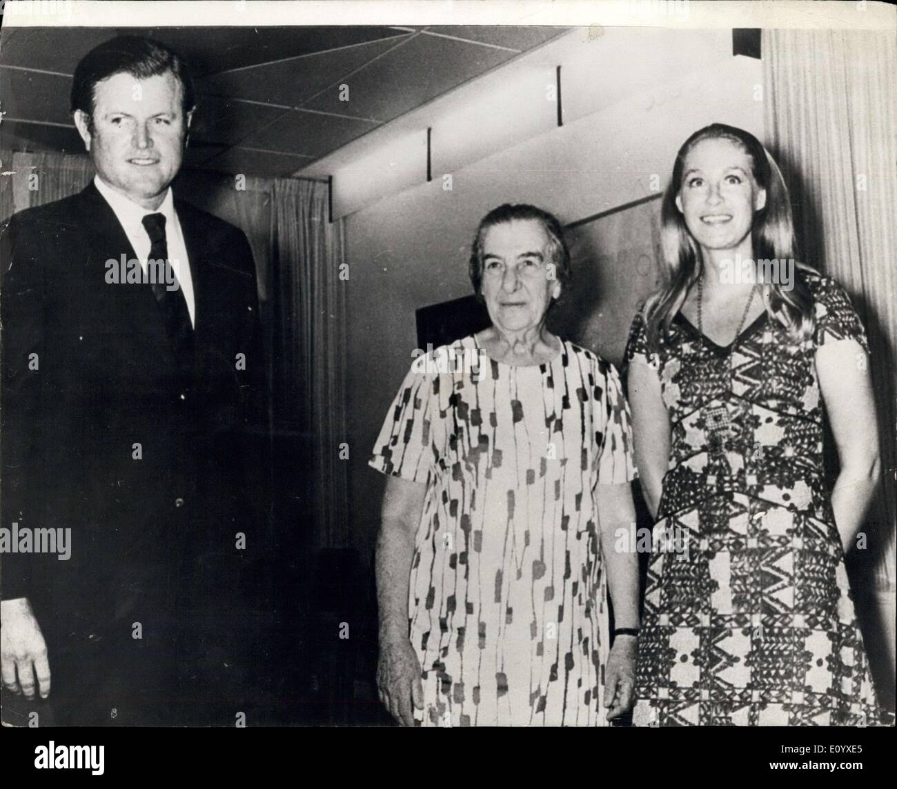 Septembre 23, 1971 - Le sénateur Edward Kennedy répond à Mme Meir. La photo montre le sénateur et Mme Edward Kennedy, qui a récemment arrivés en Israël, que l'on voit lorsqu'ils ont rencontré Mme Golda Meir, Premier Ministre d'Israël (centre), à Jérusalem. Banque D'Images