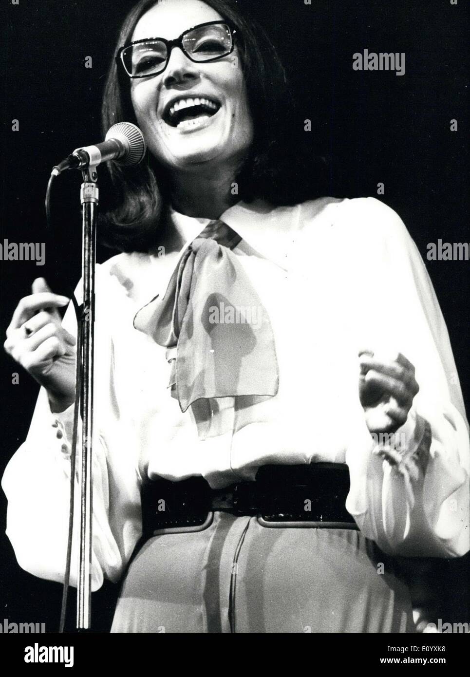 08 octobre, 1971 - La jolie chanteuse grecque Nana Mouskouri fait son retour hier soir à l'Olympia. Accompagné par le célèbre musiciens ''Les Athéniens,'' qui est dirigé par son mari, Nana Mouskouri's performance a été un grand succès. Banque D'Images