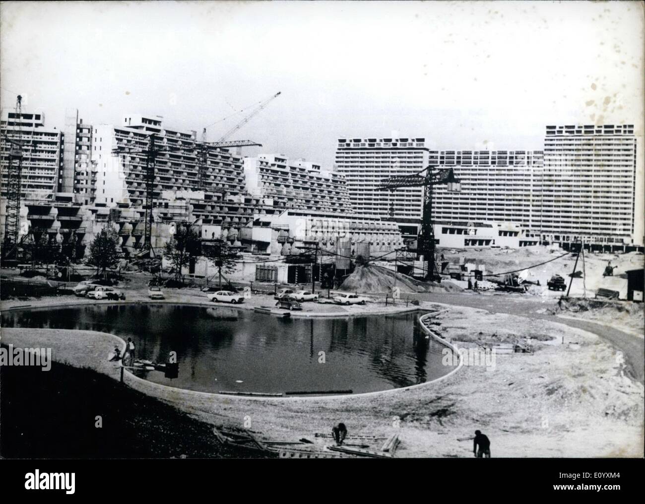 10 octobre 1971 - Le Centre des sports-installations pour le XX. Jeux olympiques de Munich de 1972 le stade olympique qui a une capacité de 80,000 spectateurs. Le 26 août 1972 sur l'ouverture à la cérémonie et le 11 mars la cérémonie finale se déroule ici. Entre ces deux dates plusieurs compétitions sportives-football-jeux, et l'équipage-saut des coureurs pour le prix de l'ONU ont lieu.(Octobre 1971) PO. : vue générale des Jeux Olympiques d'mens village, dans la face de l'un des lacs les Jeux Olympiques. Banque D'Images