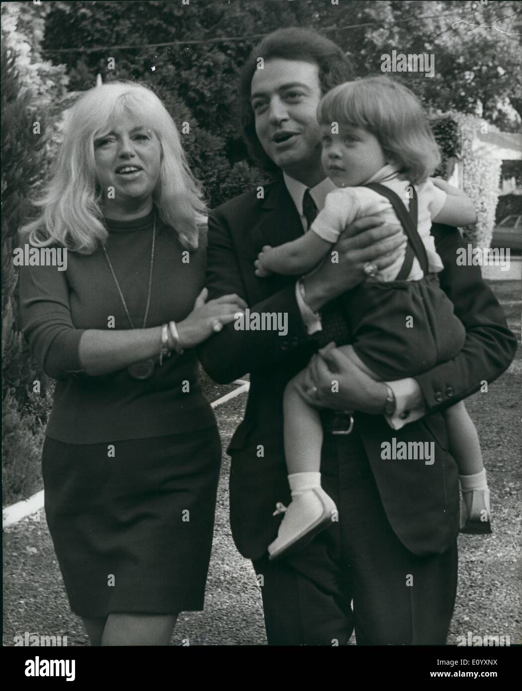 Oct. 10, 1971 - mari de Diana DORS sort de prison : L'actrice Diana DORS a accueilli son mari Alan Lake de la maison de prison hier avec du champagne et un chauffeur conduit lls. Diana, âgée de 59 ans, a retrouvé son mari de 30 ans peu après qu'il eut quitté la prison de Verna à Portland, Dorset. M. Lake avait obtenu une remise de bonne conduite de six mois de ''(illisible)'' sur ses 18 mois ''(illisible)'' pour avoir blessé un propriétaire de pub dans une bagarre. La photo montre Diana et son mari Alan Lake avec leur fils de deux ans Ja  son après sa libération de prison hier. Banque D'Images