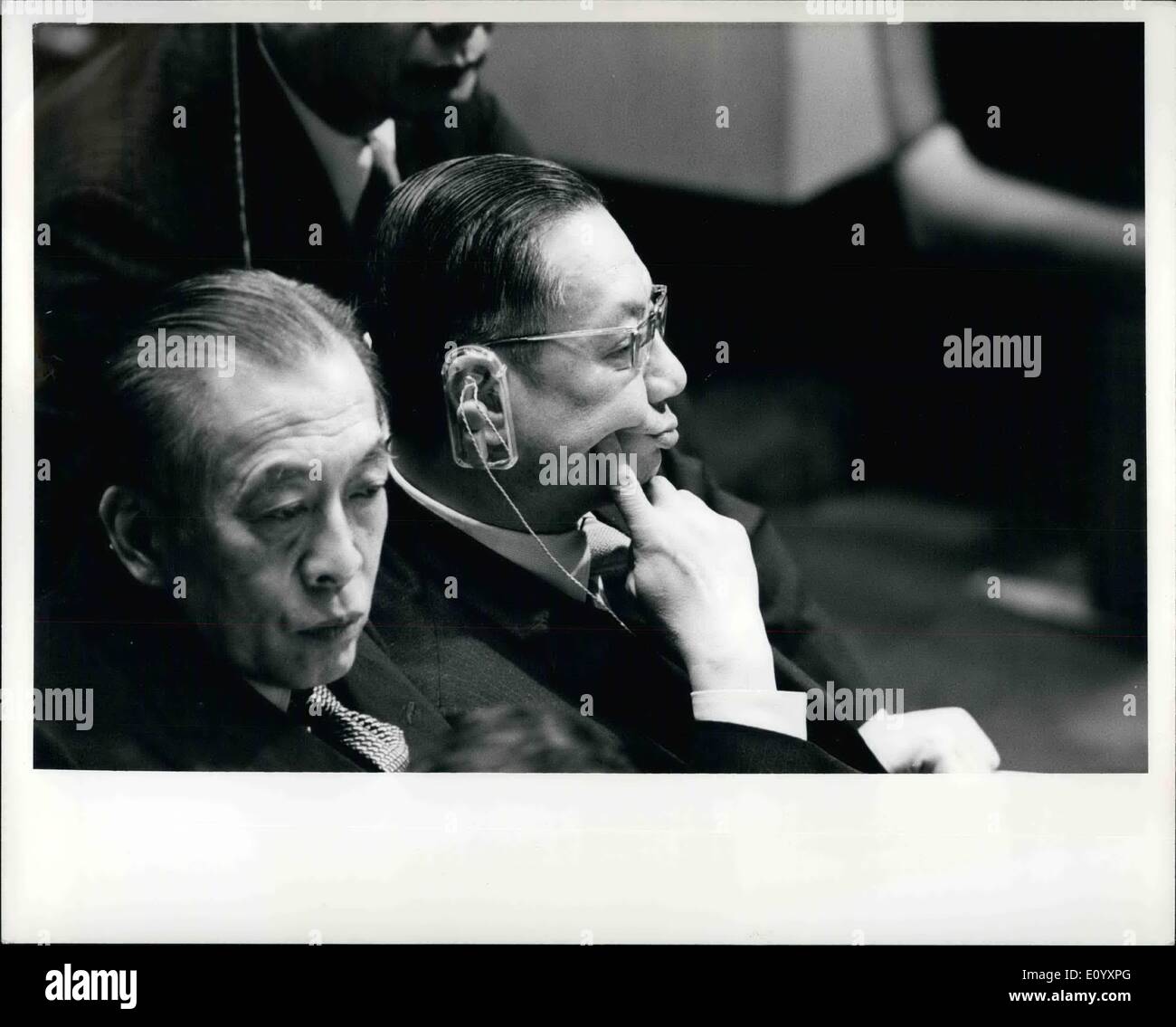 10 octobre 1971 - L'ASSEMBLÉE GÉNÉRALE RECONNAÎT LA RÉPUBLIQUE POPULAIRE DE CHINE comme seul représentant légitime de la Chine expulse ''REprésentants de Chiang Kai-shek''. L'Assemblée générale a voté ce soir pour reconnaître les représentants de la République populaire de Chine comme les seuls représentants légitimes de la Chine à l'Organisation des Nations Unies, et ''à l'expulsion immédiate des représentants de Tchang Kaï-chek à partir de la place qu'ils occupent illégalement à l'Organisation des Nations Unies et à toutes les organisations affiliées à elle'' Banque D'Images