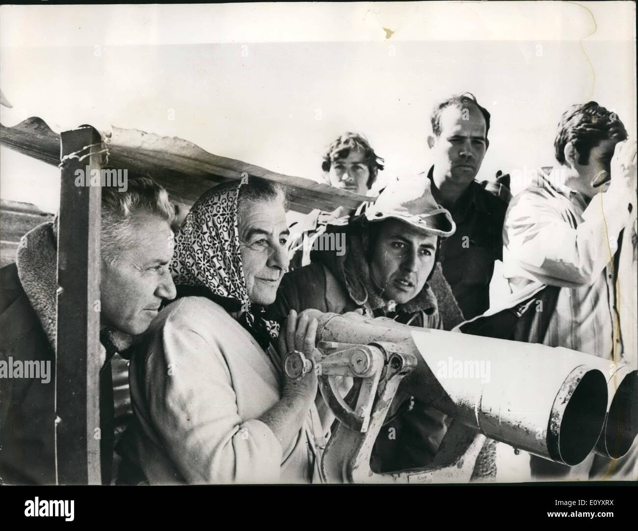 10 octobre 1971 - Mme Meir à l'avant. photo montre le premier ministre d'Israël, Mme Golda Meir étudie le paysage syrien d'un poste d'observation dans les hauteurs du Golan occupé au cours de sa tournée de la frontière nord d'Israël. Sur la gauche est son chef de cabinet, le Lieutenant-général Haim Bar-Lev. Banque D'Images