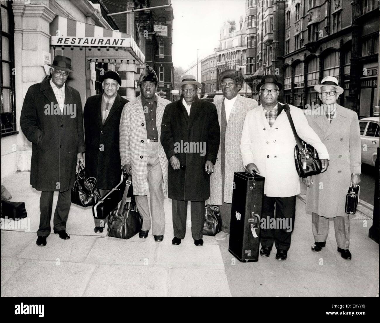 Le 10 novembre 1971 - Jazz Band pour fin de semaine. Kid Thomas et son groupe Preservation Hall Band, est arrivée à Londres cet après-midi de se présenter à la nouvelle Victoria au début de la semaine de jazz le vendredi, où des bandes de l'Amérique sera à l'affiche. Photo : Keystone montre- Kid Thomas (centre) et le Preservation Hall Band, lorsqu'ils sont arrivés à Londres aujourd'hui. Banque D'Images