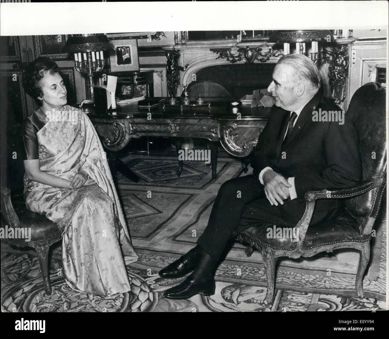 11 novembre 1971 - Mme Gandhi rencontre le président Pompidou. Mme Indira Gandhi, le Premier Ministre de l'Inde, qui est en visite officielle à Paris vu avec M. Pompidou, lorsqu'ils se sont réunis à l'Elysée. Banque D'Images