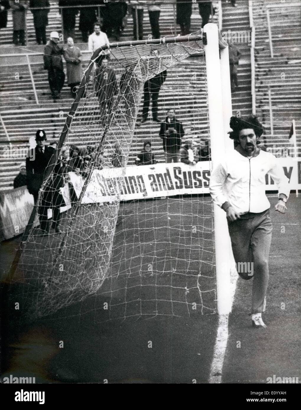 11 novembre 1971 - Athlète Dave Bedford's F.A. Tasse de course. Brighton, l'équipe de football de troisième division a organisé aujourd'hui une attrition inhabituelle à précédé leur F.A. Cup Match contre Hillingdon Boborugh à leur sol à Hove. Dave Bedford, le 5 000 mètres et 10 000 mètres la piste rodées champion tour le terrain pendant 30 minutes dans une course parrainée, les produits de la vente sont d'aller à la vieillesse qui prend en charge le Club de Brighton. Montre Photo : Dave Bedford passe devant l'objectif de la bouche pendant son exécution parrainé à Brighton C.F. aujourd'hui. Banque D'Images