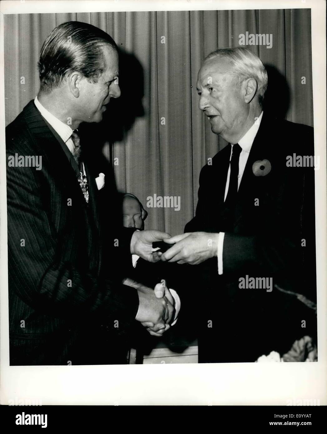 11 novembre 1971 - Le duc d'Édimbourg présente Award : S.A.R. le duc d'Édimbourg (gauche), présente le ''Benjamin Franklin Mesal'' à davi Bruce, ancien ambassadeur américain à Londres, pour ses services rendus à l'amitié anglo-américaine, à la Royal Society of Arts, John Adam Street, Fort, Londres, cet après-midi, le 11 novembre. Banque D'Images