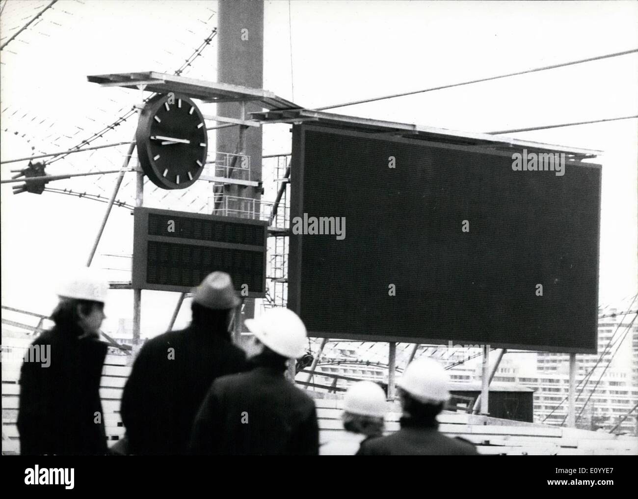 Novembre 11, 1971 - Une carte de pointage pour les Jeux Olympiques est en place : ce grand conseil 60 x 40 ft. - Est le premier de l'être installé dans le stade olympique actuellement en construction à Munich. 20 000 bulbes de 25 watts chacun et contrôlé par un ordinateur électronique. annoncera les résultats du champ et le suivi des événements. Le ''Contenu'' d'un de ces tableaux de 30 tonnes est constitué de deux milles et demi de fils et câbles. Ils de la liaison avec les différents dispositifs d'alimentation Banque D'Images