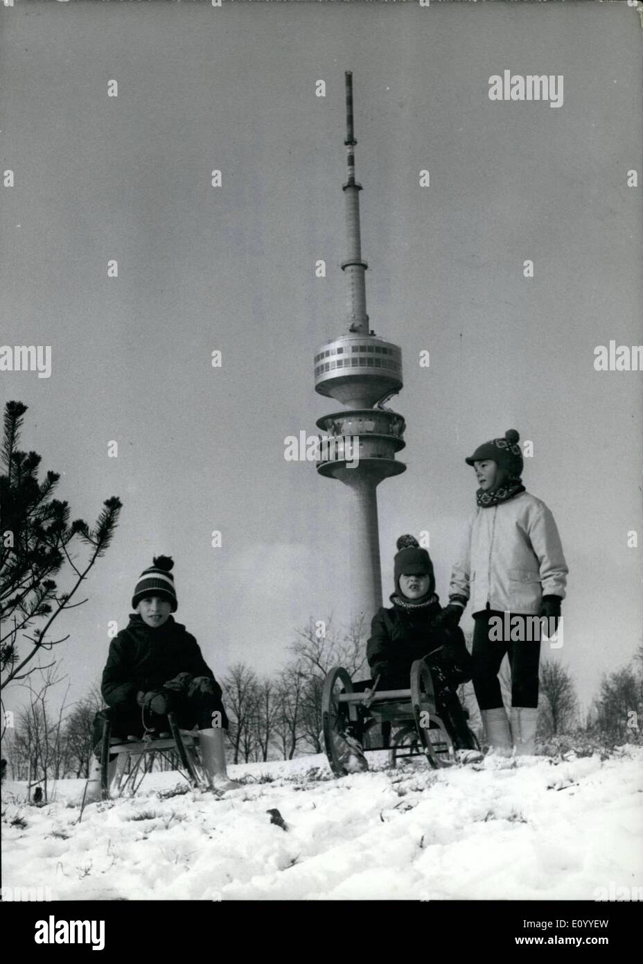 11 novembre 1971 - Jeux Olympiques de Munich prête pour les sports d'hiver ! : Bien que les jeux olympiques winte commencer dans quelques semaines à Saporo, Japon, certains enfants Munich utiliser le site où les stades sont actuellement en construction pour l'ouverture des jeux en août 1972 pour leurs propres compétitions de sport d'hiver ! Profiter de cette année, les premières neiges (19 novembre) le boboggans ont été retirés de la mite-boules. (Dans le contexte des Jeux olympiques d'émetteur de télévision. Banque D'Images