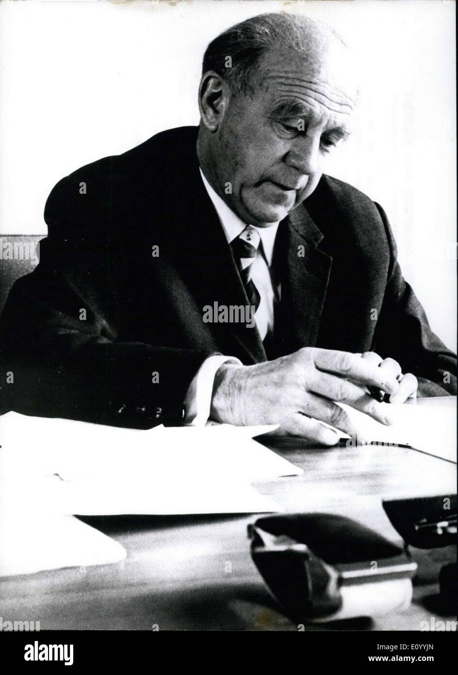 30 novembre 1971 - Le Professeur Werner Heisenberg célèbre le 70e anniversaire : le Professeur Dr. Werner Heisenberg (photo) sera de 70, le 5 décembre 1971, le fils du célèbre érudit de Bysantine grecque et la culture, l'art et la langue, août Heisenberg, M. Heisenburg établi conjointement avec M. Né et P. Jordan la théorie quantique. Il est devenu bien connu pour son travail sur la physique nucléaire et sa reconnaissance des protons et des neutrons en 1932 pour lequel il reçoit le Prix Nobel de faire levier dans la même année Banque D'Images