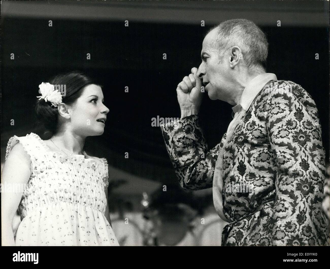 30 novembre 1971 - Louis de Funes revient au théâtre avec la pièce ''Oscar'' écrite par Claude Magnier et réalisé par Pierre Mondy. Funes va utiliser tous les gestes et grimaces que le public connaît bien. Louis de Funes est photographié ici à l'acte d'une scène de la pièce avec Brigitte Decaire. Banque D'Images