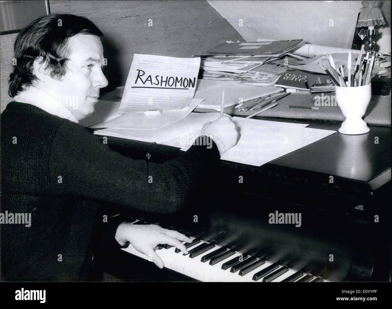Le 12 décembre 1971 - un opéra écrit spécialement pour les Jeux Olympiques 1972 : Joachim Ludwig, un compositeur de Munich, a été chargé d'écrire un opéra qui doit être effectuée lors des Jeux Olympiques de Munich en 1972,. Le musicien de 38 ans travaille à l'extérieur afin de respecter son échéance. (Notre photo) Herr Ludwig compose sa première pièce pour piano à l'âge de 11 ans, fait ses débuts comme pianiste à l'âge de 12 ans et a étudié le piano, la composition et la direction à Dresde, Berlin, Paris, Salzbourg et lorsque l'un de ses professeurs était le célèbre chef d'orchestre Herbert von Karajan Banque D'Images