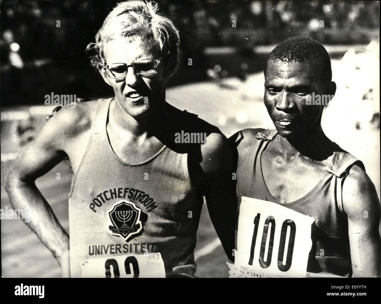 12 déc., 1971 - noir et blanc atheltes en Afrique du Sud la première réunion nationale d'athlétisme.'' en photo ensemble après la course de 10 000 mètres, qui s'est tenue récemment à Cape Town Afrique du Sud au cours de la première réunion nationale d'athlétisme, sont Andries Krogman (à gauche), le gagnant et Johannes Metsing qui a terminé deuxième de l'Afrique du Sud. Banque D'Images