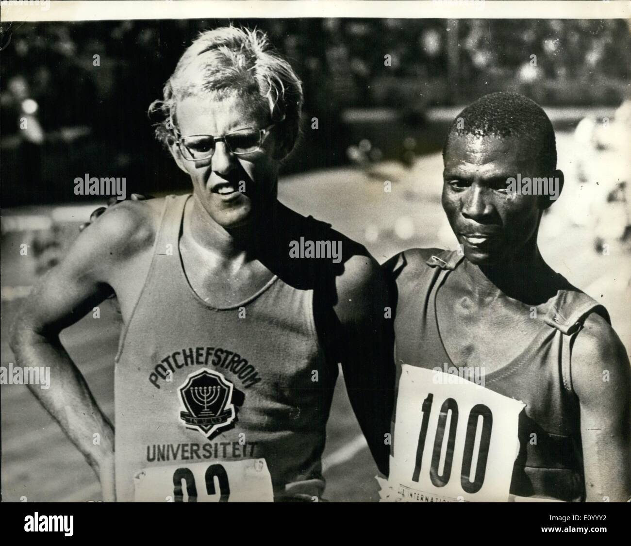 Le 12 décembre 1971 - Les athlètes noirs et blancs en Afrique du Sud, première réunion d'athlétisme multinationale : Pictured ensemble après la course de 10 000 mètres, qui s'est tenue récemment à Cape Town Afrique du Sud au cours de la première réunion nationale d'athlétisme sont Andries Krogman (à gauche), le gagnant, et Johannes Metsing qui était deuxième - à la fois d'Afrique du Sud. Banque D'Images