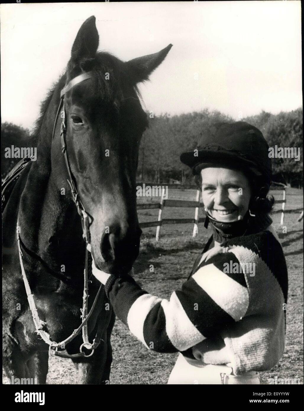 14 décembre 1971 - Les femmes jockeys d'être permis de courir sur des pistes de courses britanniques : les femmes jockeys sont à mettre en concurrence sur les hippodromes britannique de l'année prochaine. Cela a été annoncé hier par le Jockey Club. qui a approuvé une série d'amateur, toutes les femmes les courses sur la télévision. Mme Judy Goodhew, de Longfield, Kent, qui a commencé la campagne des femmes motocyclistes lorsqu'elle a demandé, sans succès, d'un jockey de conduire en octobre a dit : 'c'est merveilleux''. Sur la photo, Mme Judy Goodhew, qui a mené à la campagne des femmes motocyclistes. Banque D'Images