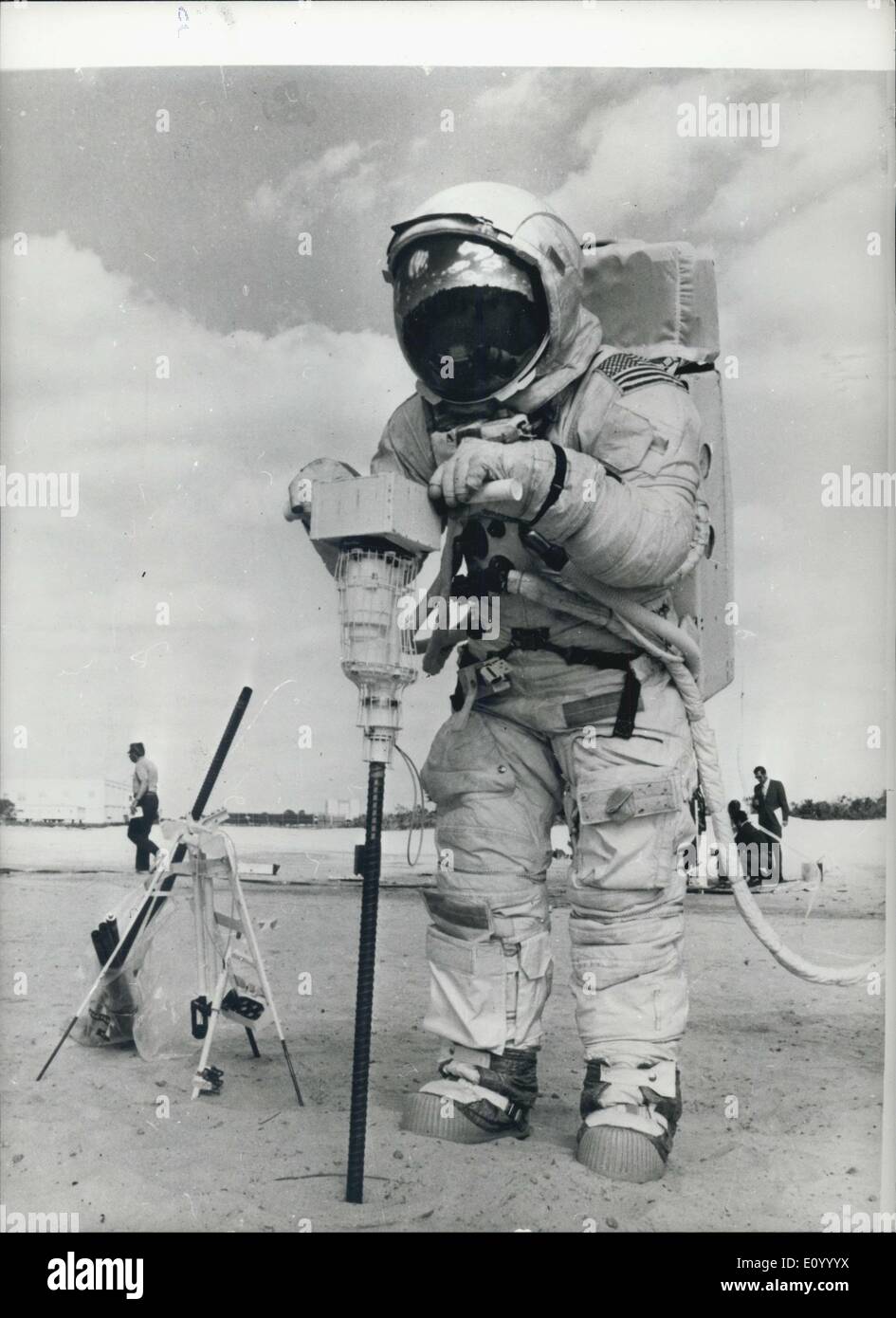 14 décembre 1971 - Préparation de la mission lunaire Apollo 16 : Pilote du module lunaire Apollo 16 Charles Duke, exerce ses activités de forages de surface lunaire au cours de l'entraînement à un site du Centre Spatial Kennedy d'après la lune de Descartes. Duc, et John Young, commandant de la Mission sont prévues pour effectuer trois expéditions au cours de leur projet de 73 heures sur la surface lunaire. Après le décollage de la Lune, les jeunes et le duc rejoindra Thomas Mattingly en orbite cunar pour le retour à la terre. Les astronautes doivent être mis sur la mission d'alunissage en mars prochain. Banque D'Images