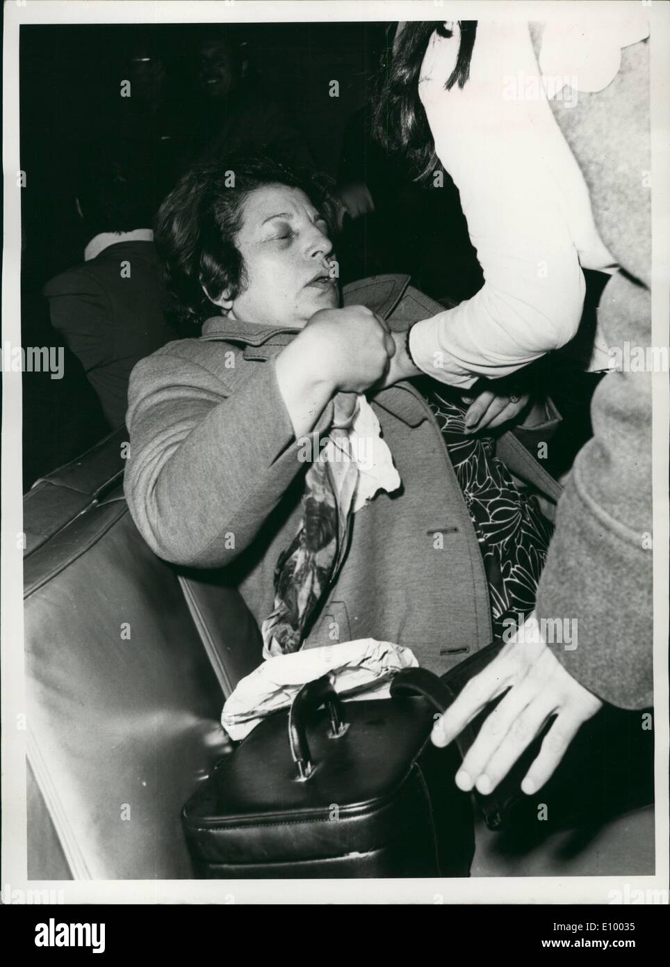 00 déc., 1972 - un passager âgé laisser aller et alla dans la fain : avion détourné est retourné à Istandbul. Banque D'Images