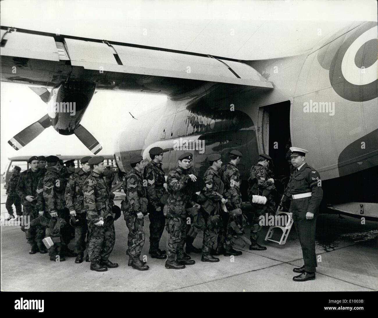 01 janvier 1972 - Grenadier guards laisser par air pour l'Honduras britannique : l'envoi d'une force opérationnelle navale britannique, dirigé par le porte-avions Ark Royal Caribbean à prendre part à de l'air combinée, le et de l'homme mer oeuvres au Honduras britannique a provoqué des protestations de Guatemala qui ont mis leurs forces armées en état d'alerte. Photo montre des hommes de la 1e Bataillon Grenadier Guards d'embarquer dans un avion de transport Hercules à la R.A.F. Lyneham, Wilts pour prendre part à des exercices de jungle au Honduras britannique. Banque D'Images