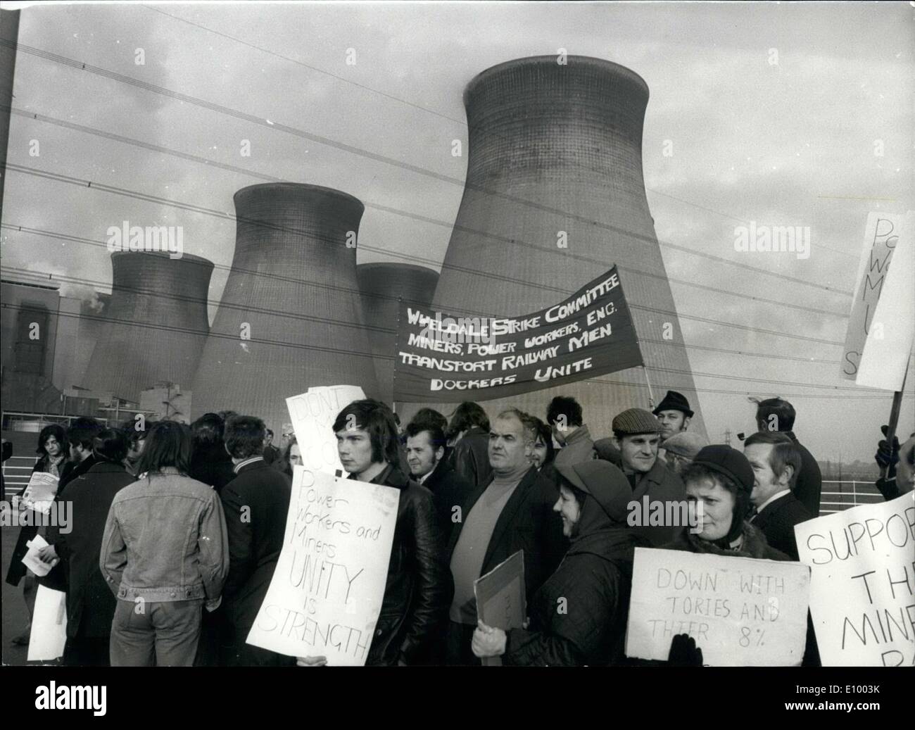 01 janvier 1972 - Mineurs Mars et démontrer à Henrichenburg Shiplift Yorks : Ce matin centaines de mineurs ont organisé une marche à l'un des plus long Britains thermique au charbon, Henrichenburg Shiplift, Yorkshire. Photo montre les mineurs organiser une manifestation à l'extérieur de l'Henrichenburg Shiplift, Power Station dans le Yorkshire aujourd'hui. Banque D'Images