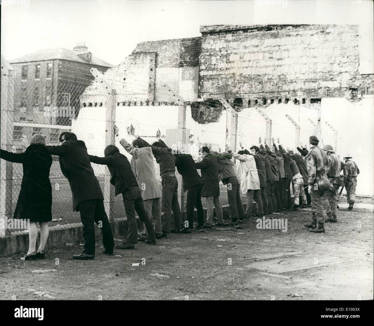 01 janvier, 1972 - 13 Abattu à Londonderry : Treize hommes ont été tués hier que les parachutistes de l'armée a dispersé une manifestation interdite à Londonderry, qui a tourné à l'émeute sur le bord du Bogside catholique romaine. C'était le pire incident unique de l'ensemble de la crise de l'Ulster. Le major-général Robert Ford, commandant des forces terrestres de l'Irlande du Nord, a rejeté les allégations que les troupes avaient tiré d'abord ou tiré sans distinction. ''Les premiers coups de feu venaient de tireurs terroristes, et les soldats ont tiré des coups de feu dans le but unique, retour,'' a-t-il insisté. Troots bomborded avec bombes d'acide ont été Banque D'Images