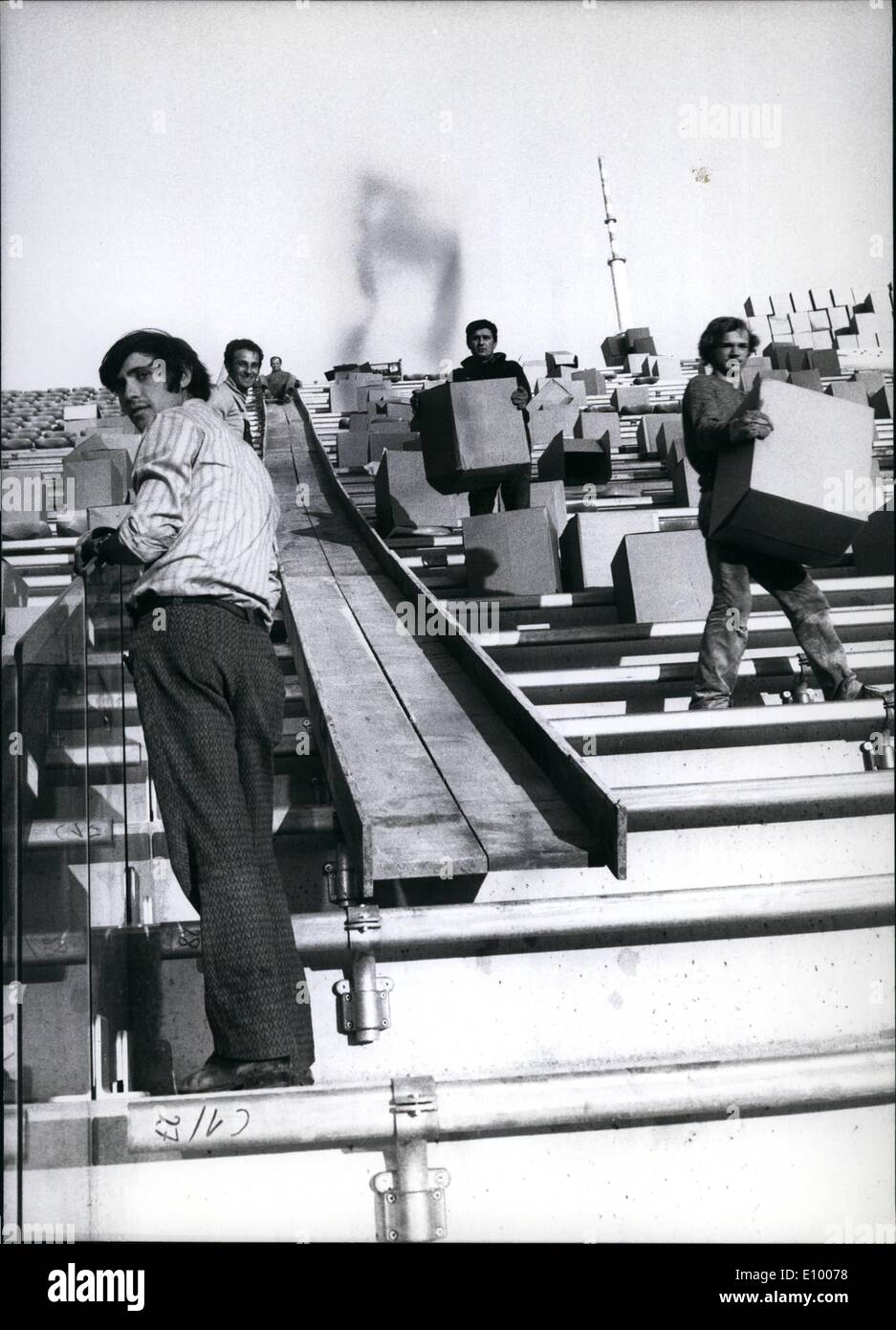 01 janvier 1972 - La dernière bouchée des travaux sont en cours sur les Jeux Olympiques de Munich. Motifs Pour le confort de la moitié des visiteurs Banque D'Images