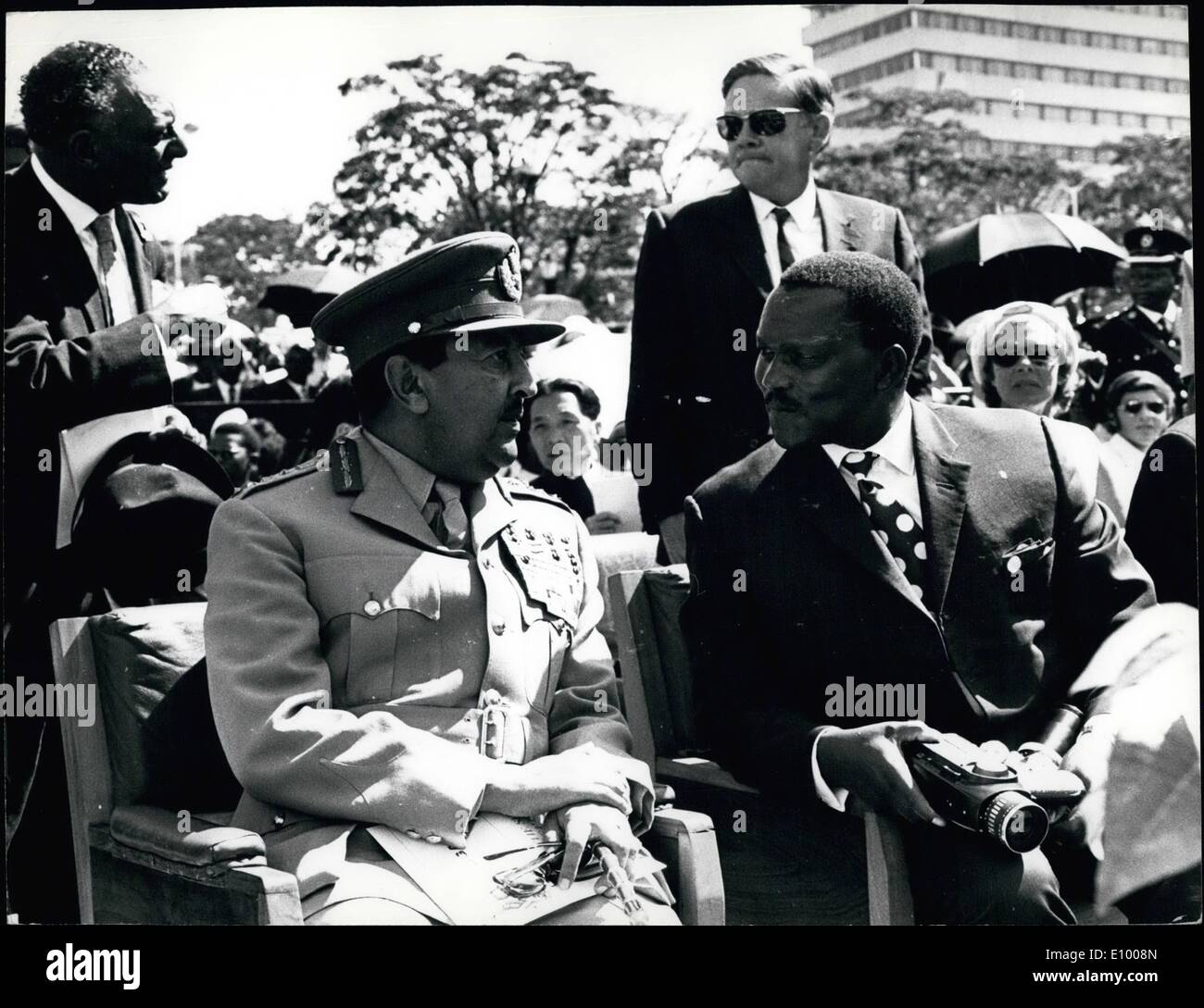 01 janvier 1972 - Le Sttriopian ASFA Wossen Prince (L) parle de logement Ministre Paul Ngei Kenya- Banque D'Images