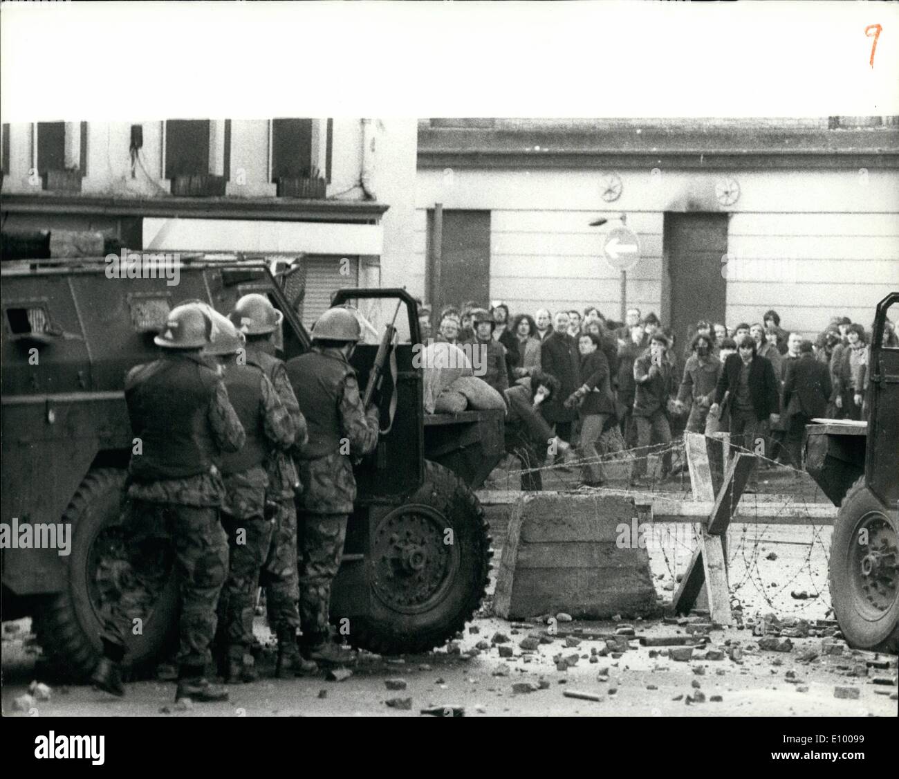 01 janvier, 1972 - 13 abattu à Londonderry. : Treize hommes ont été tués hier que les parachutistes de l'armée a dispersé une manifestation interdite à Londonderry, qui a tourné à l'émeute sur les groupes de discussion électronique de l'Bogaide catholique romaine. C'était le pire incident unique de l'ensemble de la crise de l'Ulster. Le Major-général Robert la Drop, commandant des forces terrestres de l'Irlande du Nord, a rejeté les allégations que les troupes avaient tiré d'abord ou tiré à l'aveuglette Banque D'Images