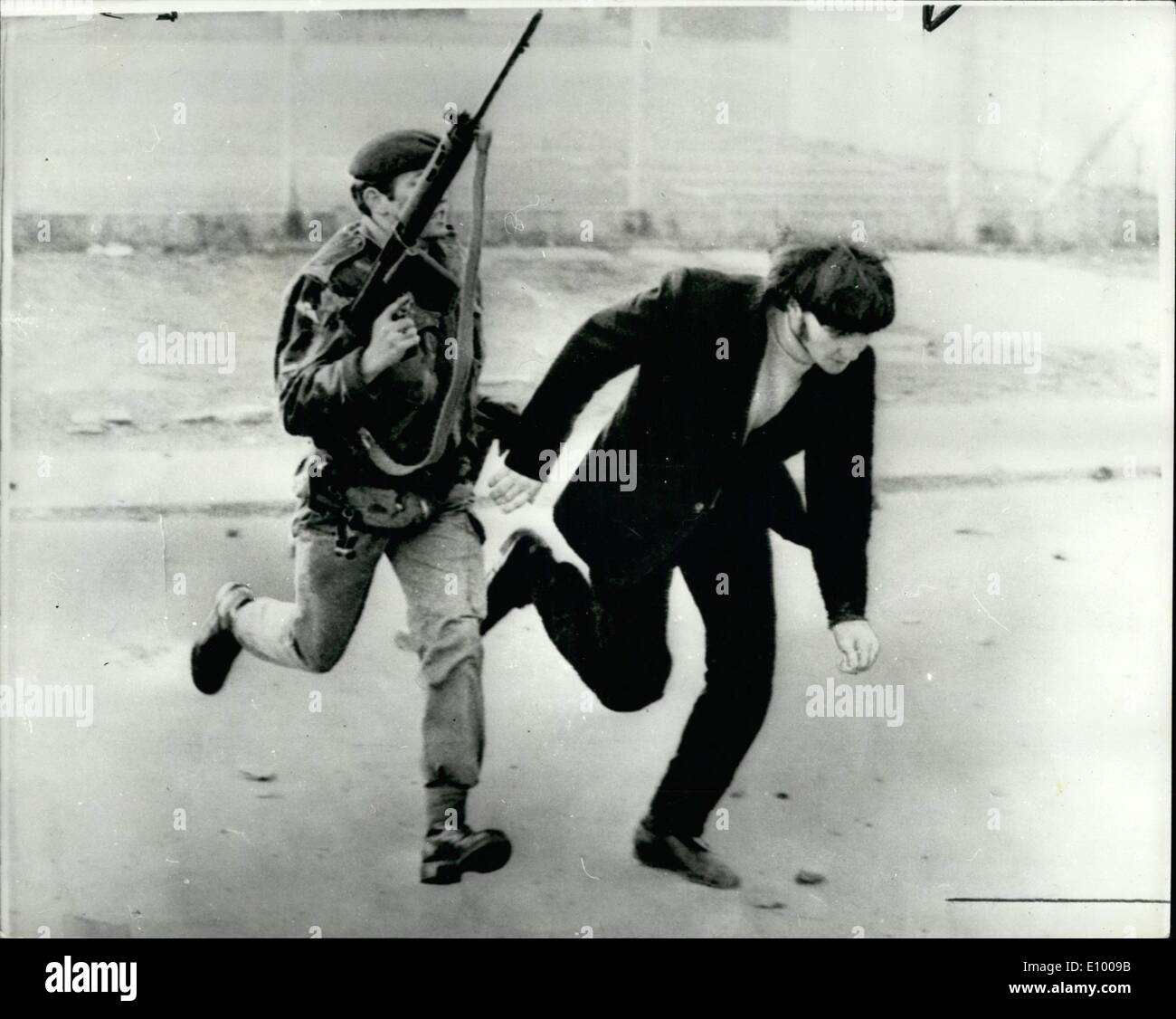 01 janvier, 1972 - 13 ABATTU à Londonderry. Treize hommes ont été tués hier que les parachutistes de l'armée a dispersé une manifestation interdite à Londonderry, qui se transforma en-émeute sur le bord du Bogside catholique romaine. C'était le pire incident unique de l'ensemble de la crise de l'Ulster. Le Major-général Robert Ford, commandant des forces terrestres de l'Irlande du Nord, a rejeté les allégations que les troupes avaient tiré d'abord ou tiré sans distinction. Les premiers coups de feu venaient de tireurs terroristes, et les soldats ont tiré des coups simples, visant en retour. ''Il a insisté sur le Banque D'Images