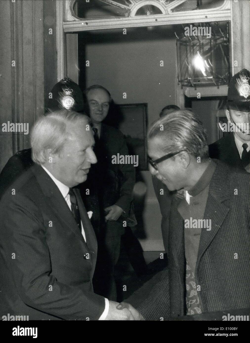 09 janvier 1972 - Sheikh Mujib répond à M. Heath Cheikh Mujibur Rahman, le chef de Bandladesh qui fait une surprise arrivée à Londres hier, après sa libération de l'ouest du Pakistan. Rencontrer le Premier Ministre M. Edward Heath, hier soir, au n° 10 Downing street. Il a également eu des entretiens avec M. Wilson, le chef de l'opposition. Photo montre M. Heath shaking hands with Cheikh Mujibur Ramman extérieur de 10 Downing Street la nuit dernière alors qu'il quittait après des entretiens avec le premier ministre. Banque D'Images