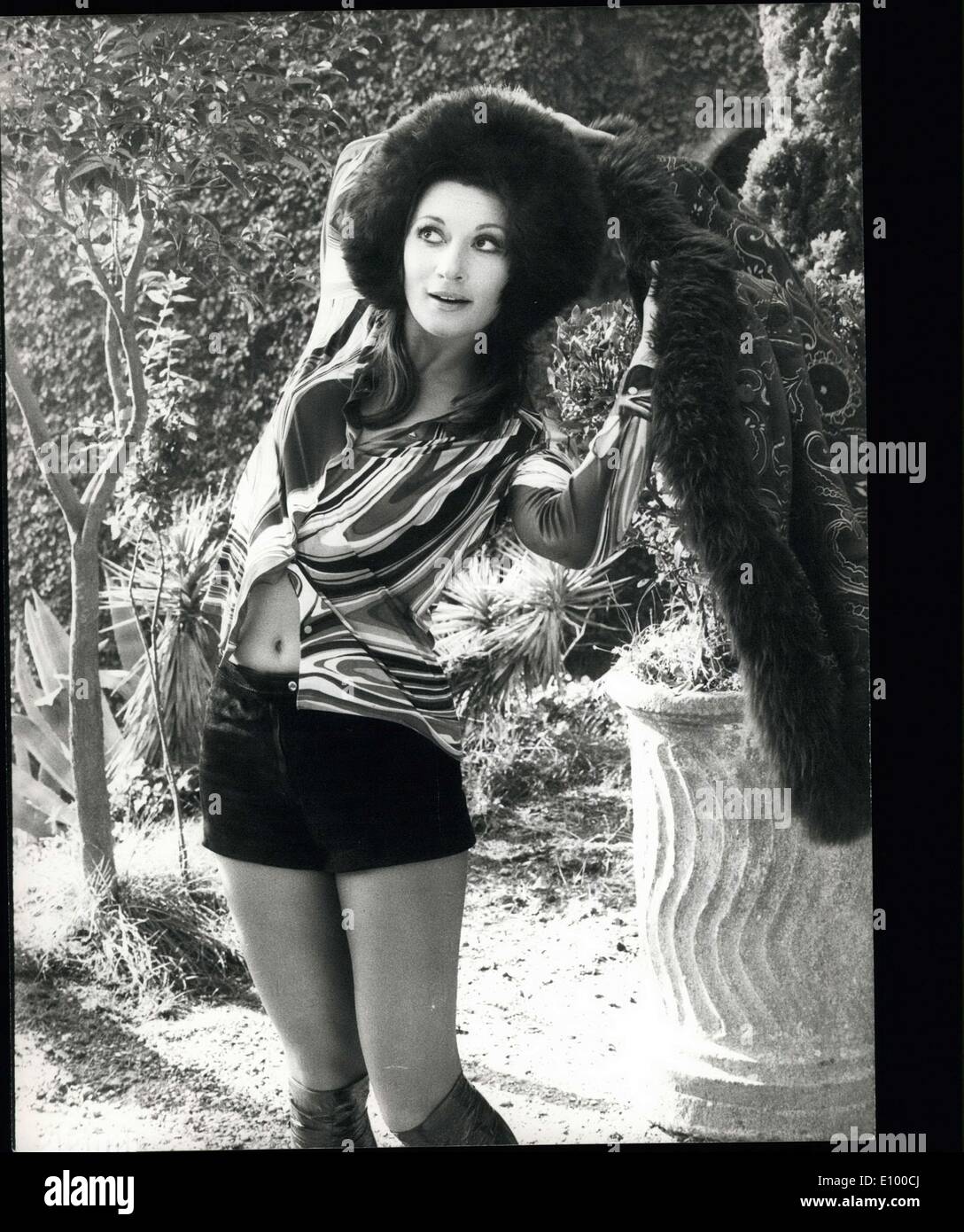 12 janvier 1972 - Charming brunette Rosalba Neri n'est pas cru à la rumeur populaire qui dit que les années bissextile sont malchanceux. En fait, elle vient de terminer un film et elle a immédiatement signé le contrat pour un nouveau film. Photo montre : Charmant Rosalba Neri Banque D'Images