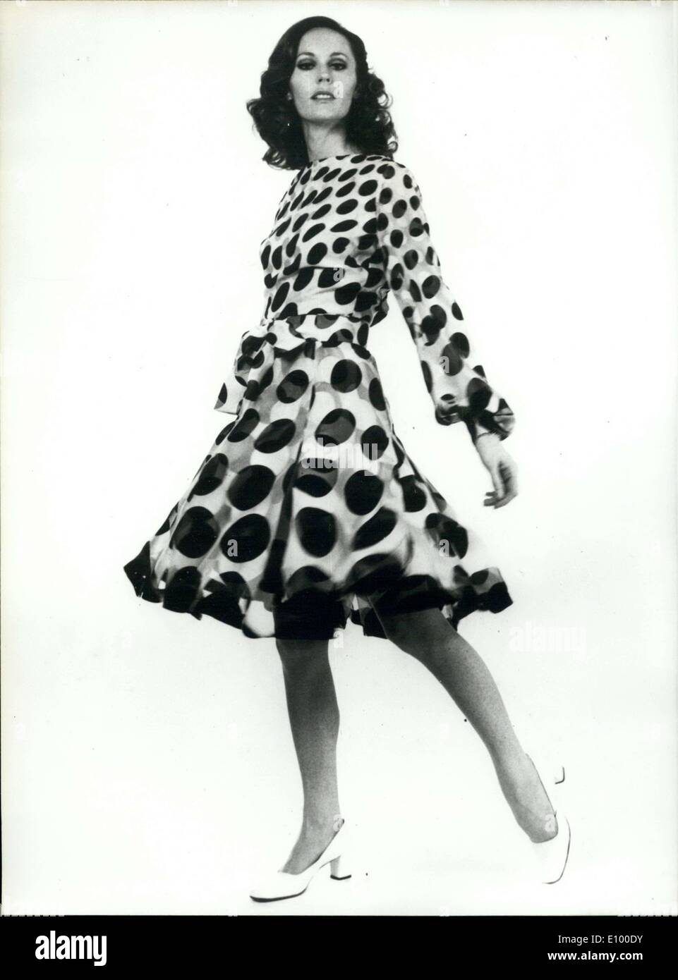 21 janvier 1972 - Modèle à Serge Lepage s'écoulant en soie robe à pois ceinturée Banque D'Images
