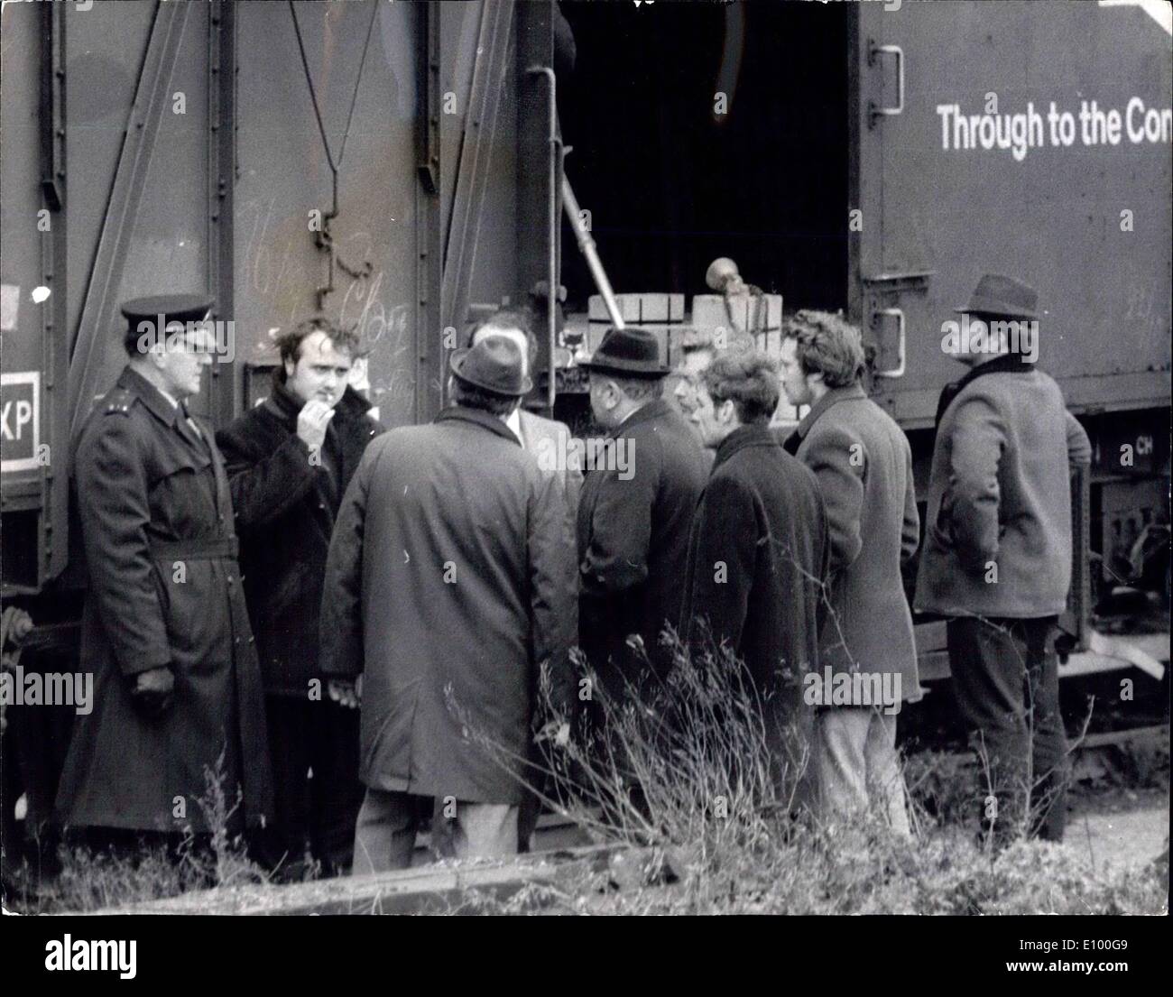 Le 28 janvier 1972 - Lingots d'argent volé dans le train : ?35 000 lingots d'argent d'une valeur a été volé dans un train de marchandises à destination de Rome le mercredi soir. Le raid a été découvert lorsque le train, qui transportait de l'argent d'une valeur de 250 000 ?, fait un arrêt prévu à l'Hither Green, dans le sud de Londres, et on a remarqué qu'une des portes dans le lingot wagon était ouvert environ neuf pouces et les coutumes et les joints de fer ont été brisées. Photo montre la scène à Hither Green alors que le wagon était beinv examiné hier. Banque D'Images