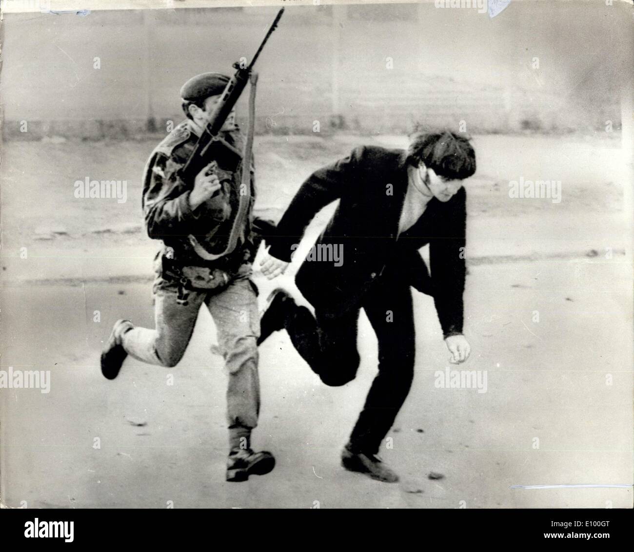 31 janvier 1972 - 31 janvier. 197213 ABATTU à Londonderry. Treize hommes ont été tués hier que les parachutistes de l'armée a dispersé une manifestation interdite à Londonderry,qui a tourné à l'émeute sur le bord du Bogside catholique romaine.Il wass le pire incident unique de l'ensemble de la crise de l'Ulster.Le général Robert Ford, Commandant les Forces terrestres d'Irlande, a rejeté les allégations que les troupes avaient tiré d'abord ou tiré sans distinction.''les premiers coups de feu venaient de tireurs terroristes,et les soldats ont tiré des coups de feu dans le but,unique'' de retour:il a indiqué Banque D'Images