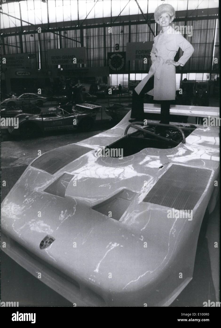 02 février 1972 - Sport Exposition ''MSF 72'' dans l'Allemagne de l'Ouest : une grande exposition du sport allemand avec la plus grande course - et des sports car show peut être vu à Stuttgart. Le clou du spectacle est la nouvelle Porsche 917 voiture -Canam-le, qui est exposé non peintes. La voiture ne sera affichée pendant 3 jours ; après qu'il sera pris à l'essai à nouveau de route. Banque D'Images