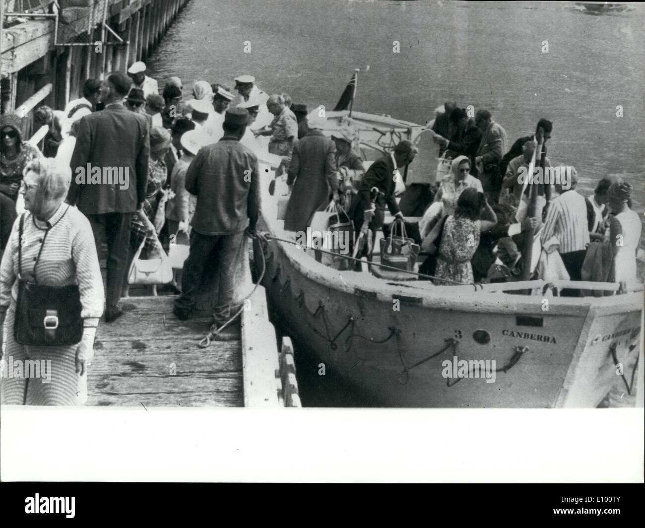 02 février 1972 - Les travailleurs au bord de l'eau en Australie protester contre coups de Londonderry : Les passagers de la P & O liner Canberra descendre de l'un de l'équipage du navire au Port Melbourne lorsque le paquebot a été forcé d'anchor 5 kilomètres à l'extérieur parce que les travailleurs au bord de l'interdiction de mettre un remorqueur noir services ''pour protester contre l'assassinat de 13 personnes par les troupes britanniques'' en Ulster le dimanche. Banque D'Images